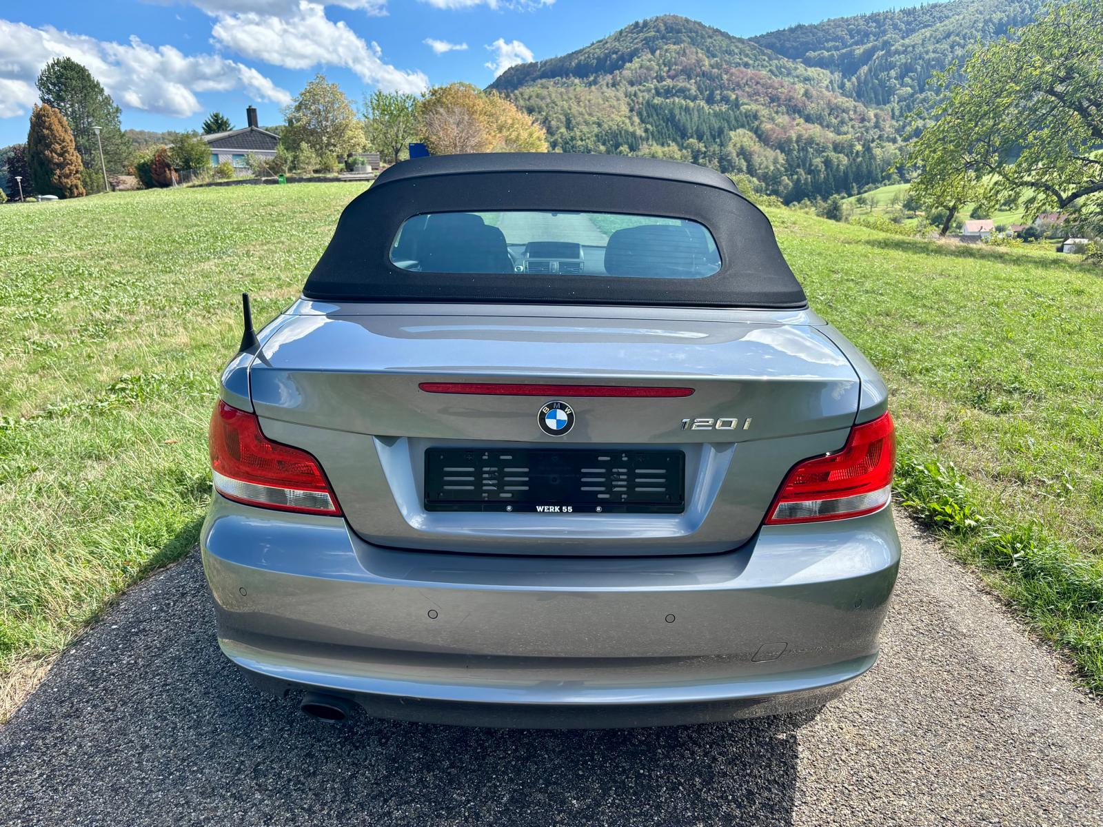 BMW 120i Cabrio-image-5