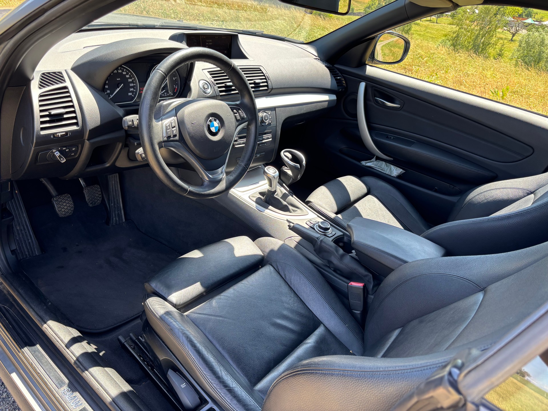BMW 120i Cabrio-image-9