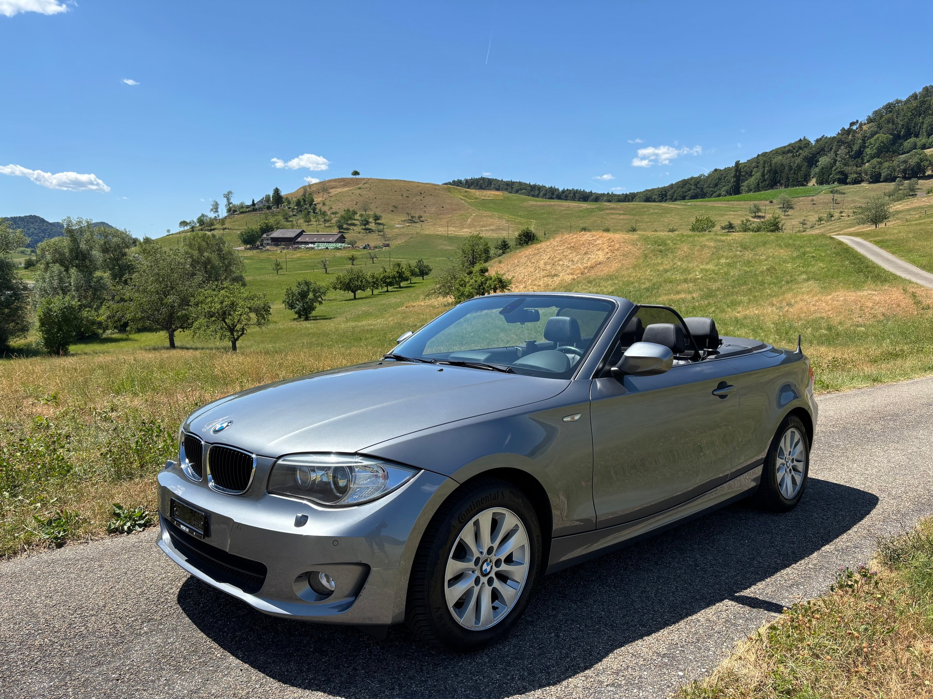 BMW 120i Cabrio-image-5