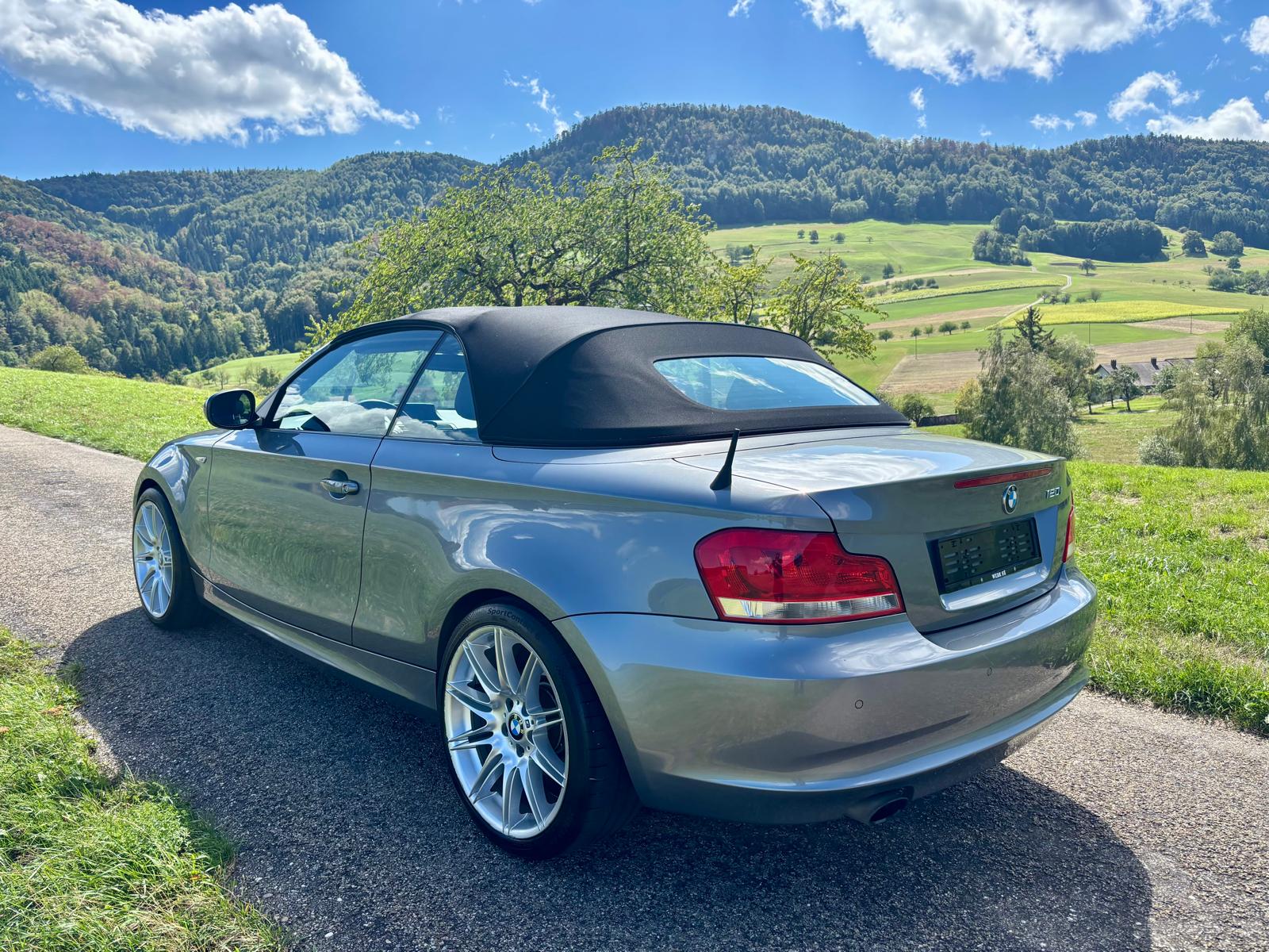 BMW 120i Cabrio-image-3