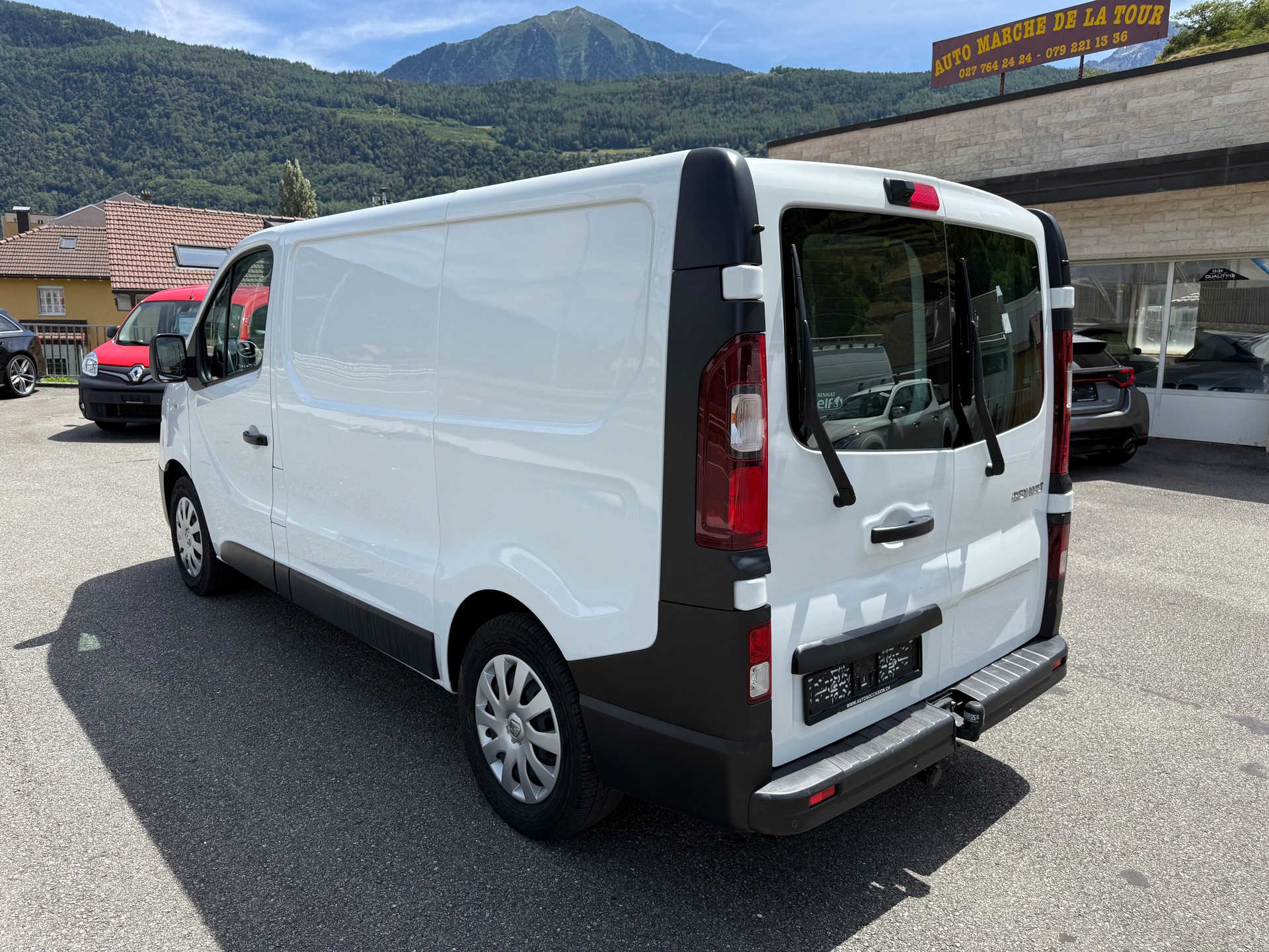 RENAULT Trafic 2.0 ENERGY dCi145 3.0t Business L1H1 A-image-8