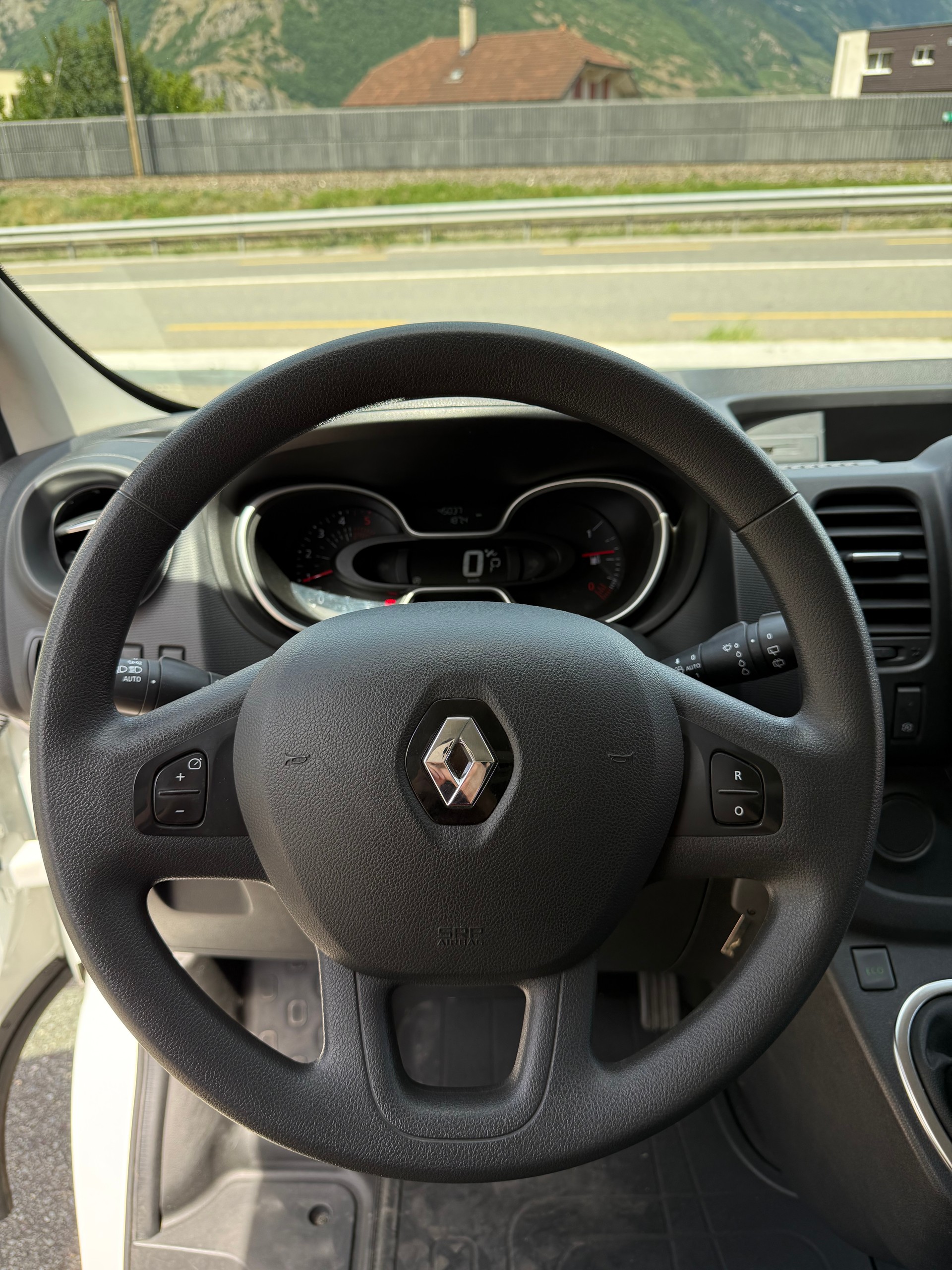 RENAULT Trafic 2.0 ENERGY dCi145 3.0t Business L1H1 A-image-12