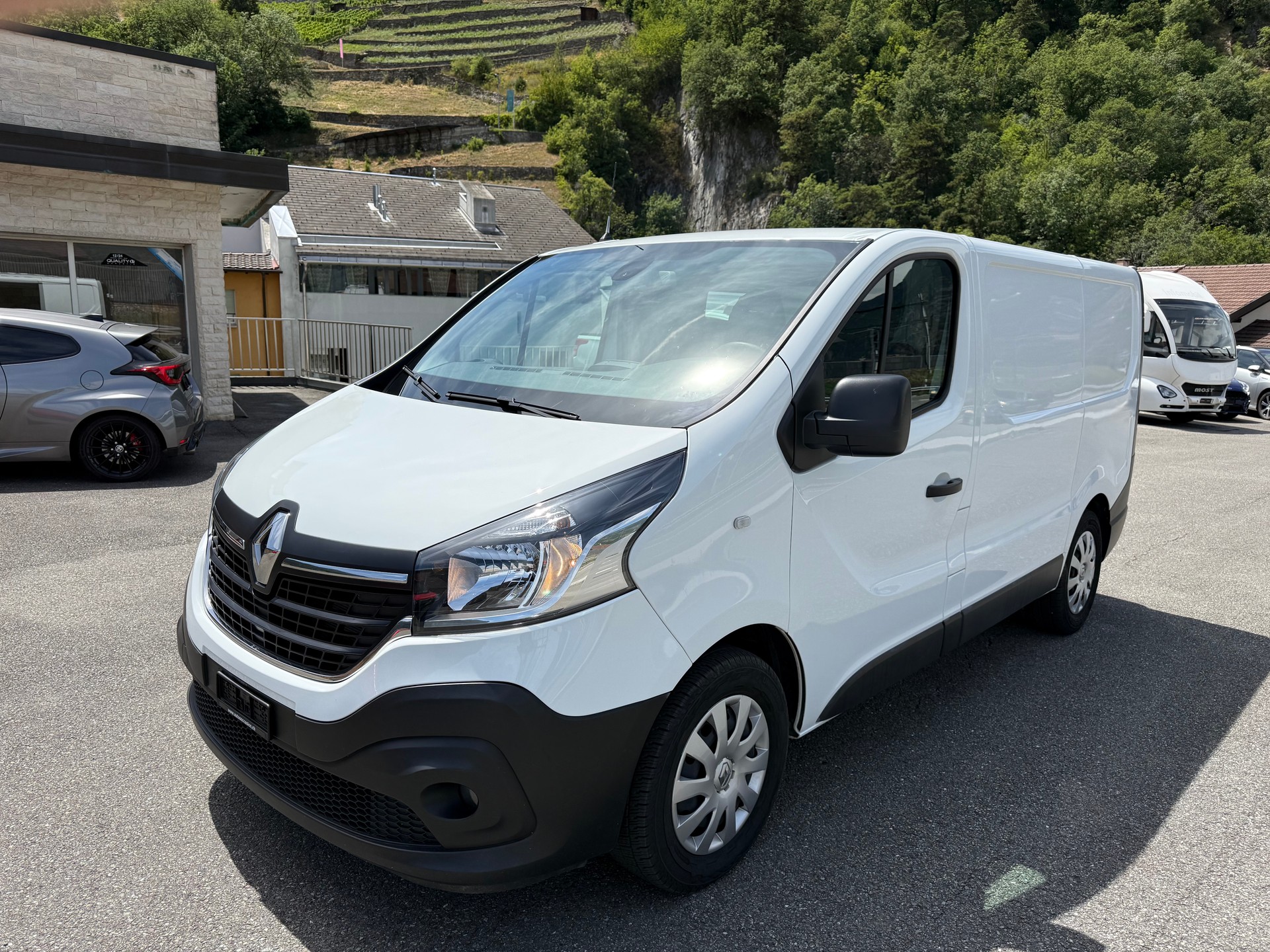 RENAULT Trafic 2.0 ENERGY dCi145 3.0t Business L1H1 A-image-2