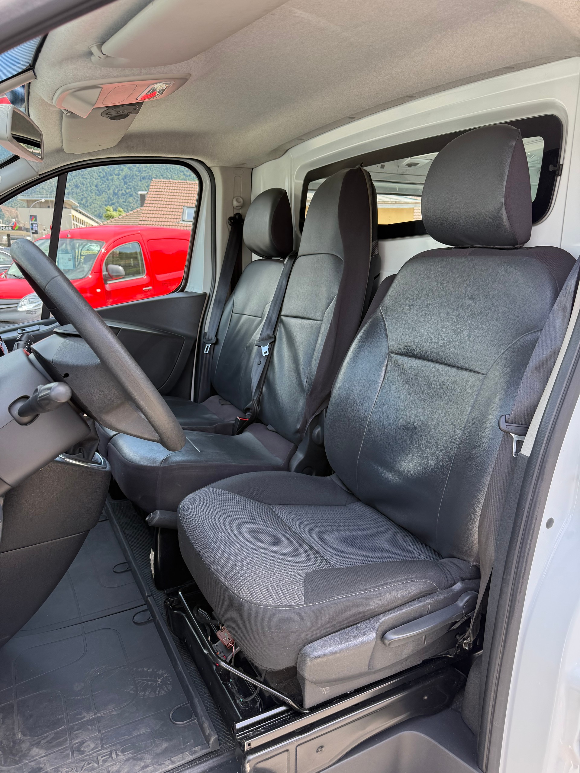 RENAULT Trafic 2.0 ENERGY dCi145 3.0t Business L1H1 A-image-11