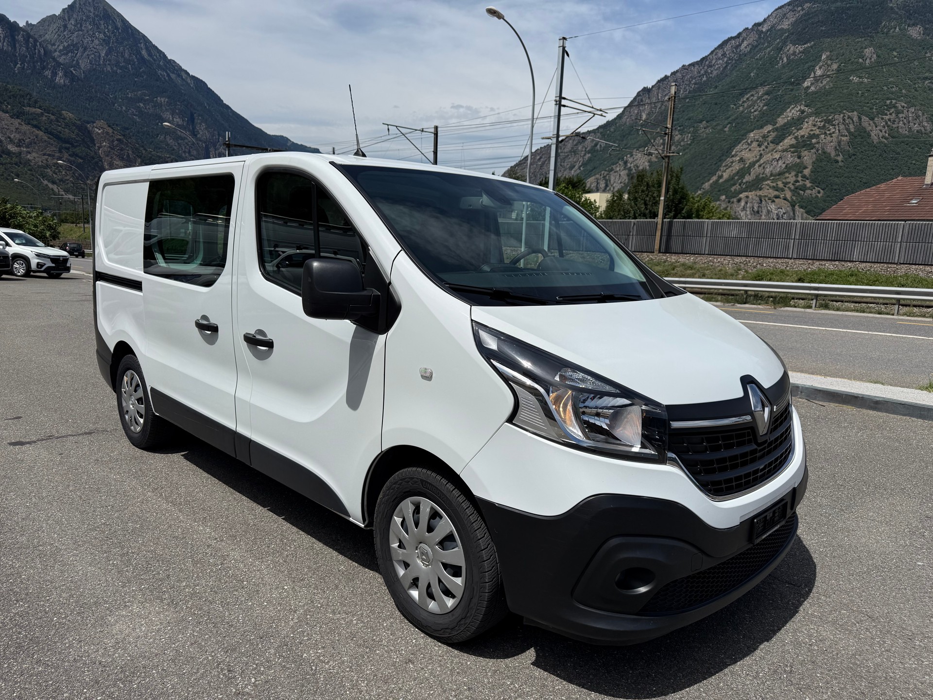 RENAULT Trafic 2.0 ENERGY dCi145 3.0t Business L1H1 A-image-4