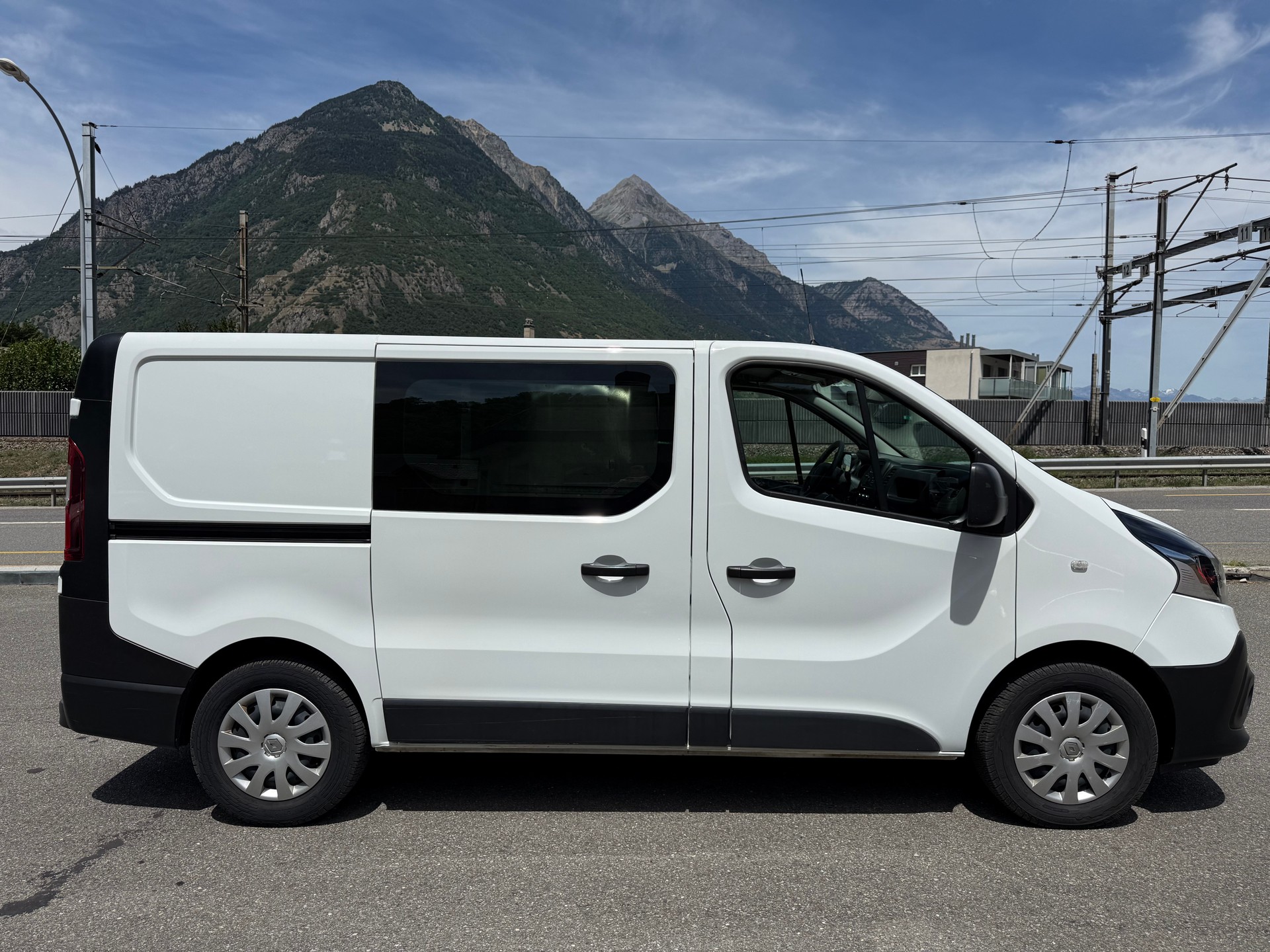 RENAULT Trafic 2.0 ENERGY dCi145 3.0t Business L1H1 A-image-5