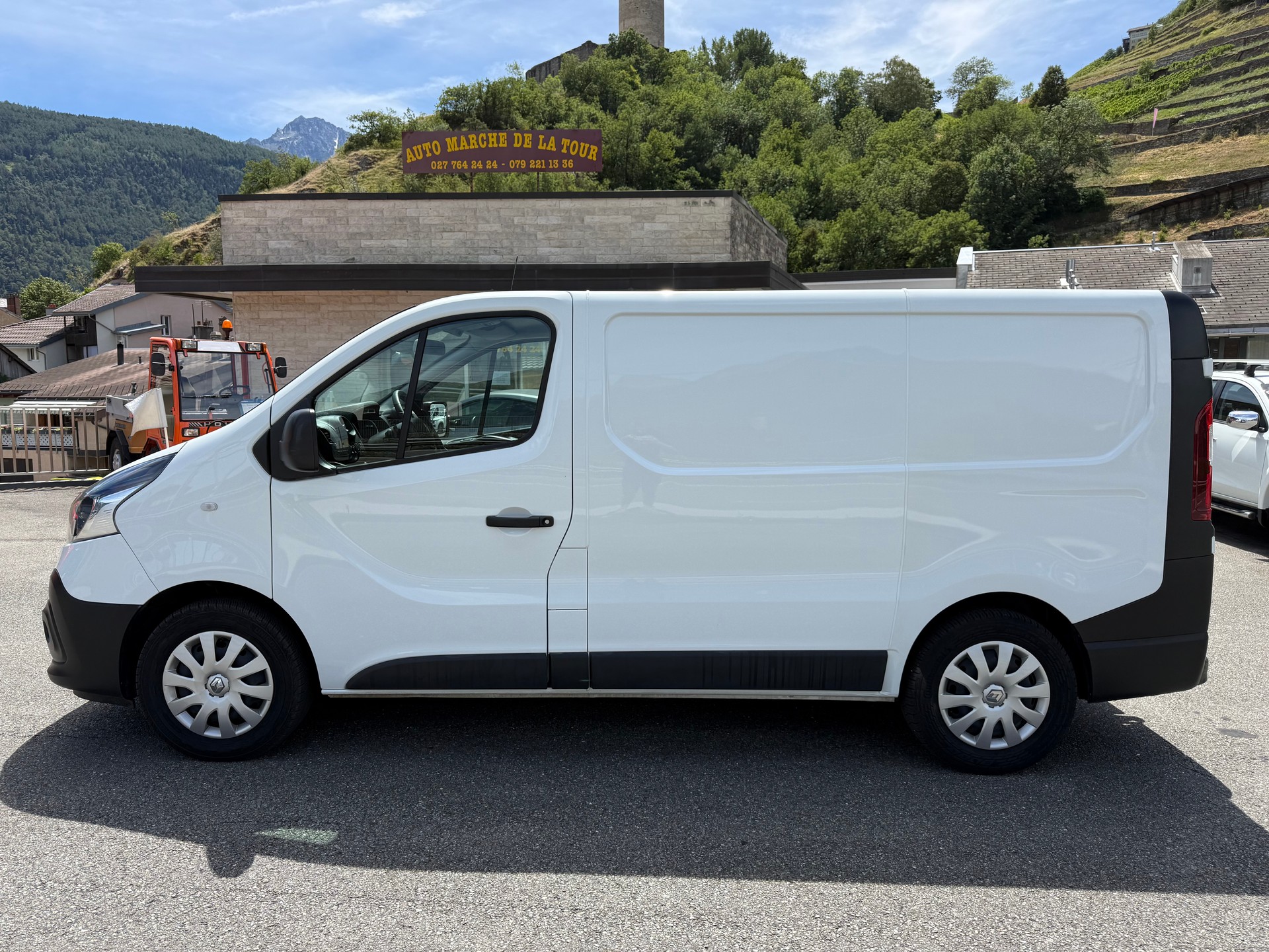 RENAULT Trafic 2.0 ENERGY dCi145 3.0t Business L1H1 A-image-1