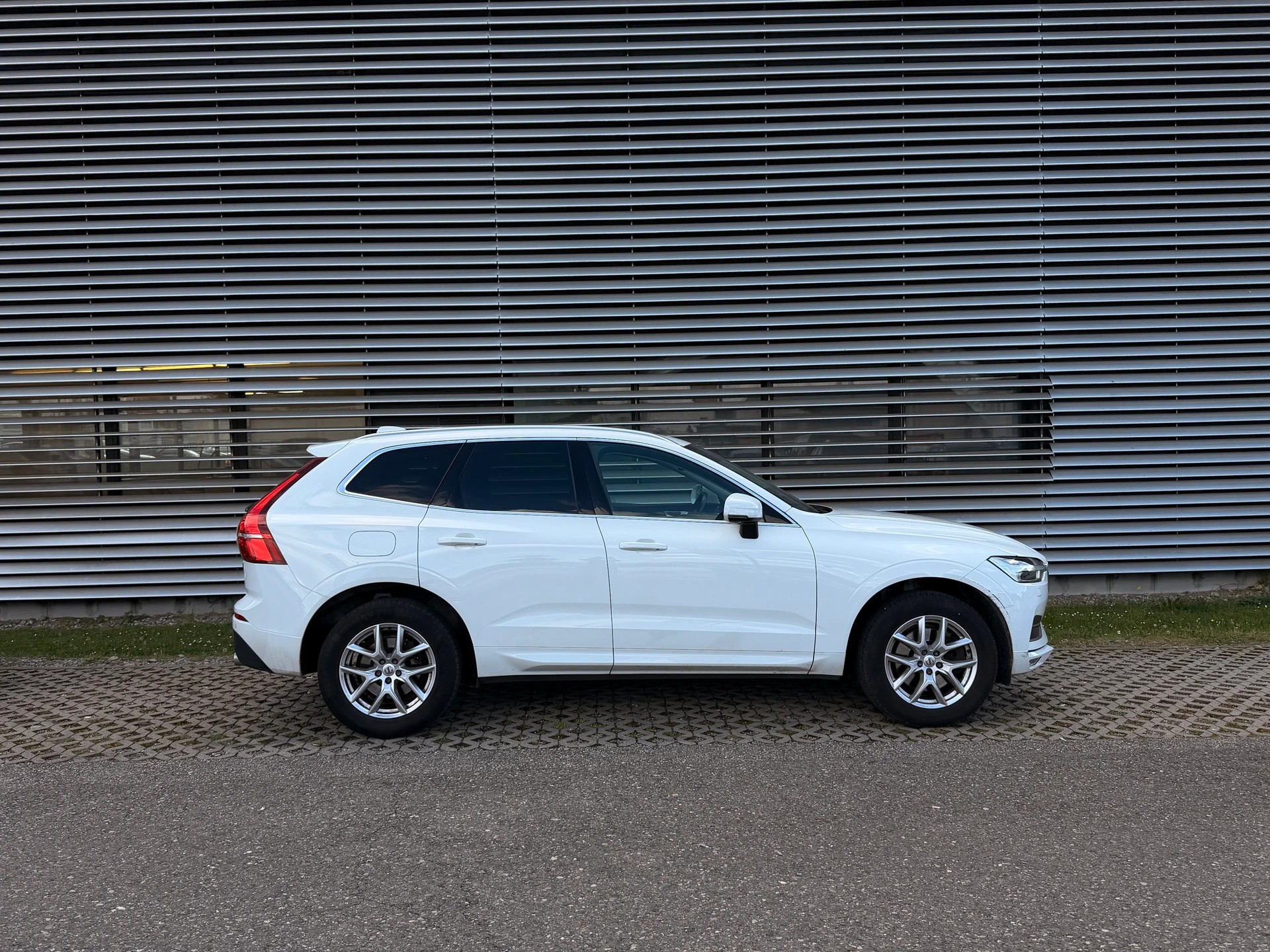 VOLVO XC60 B4 Diesel Mild Hybrid AWD R-Design Geartronic-image-8
