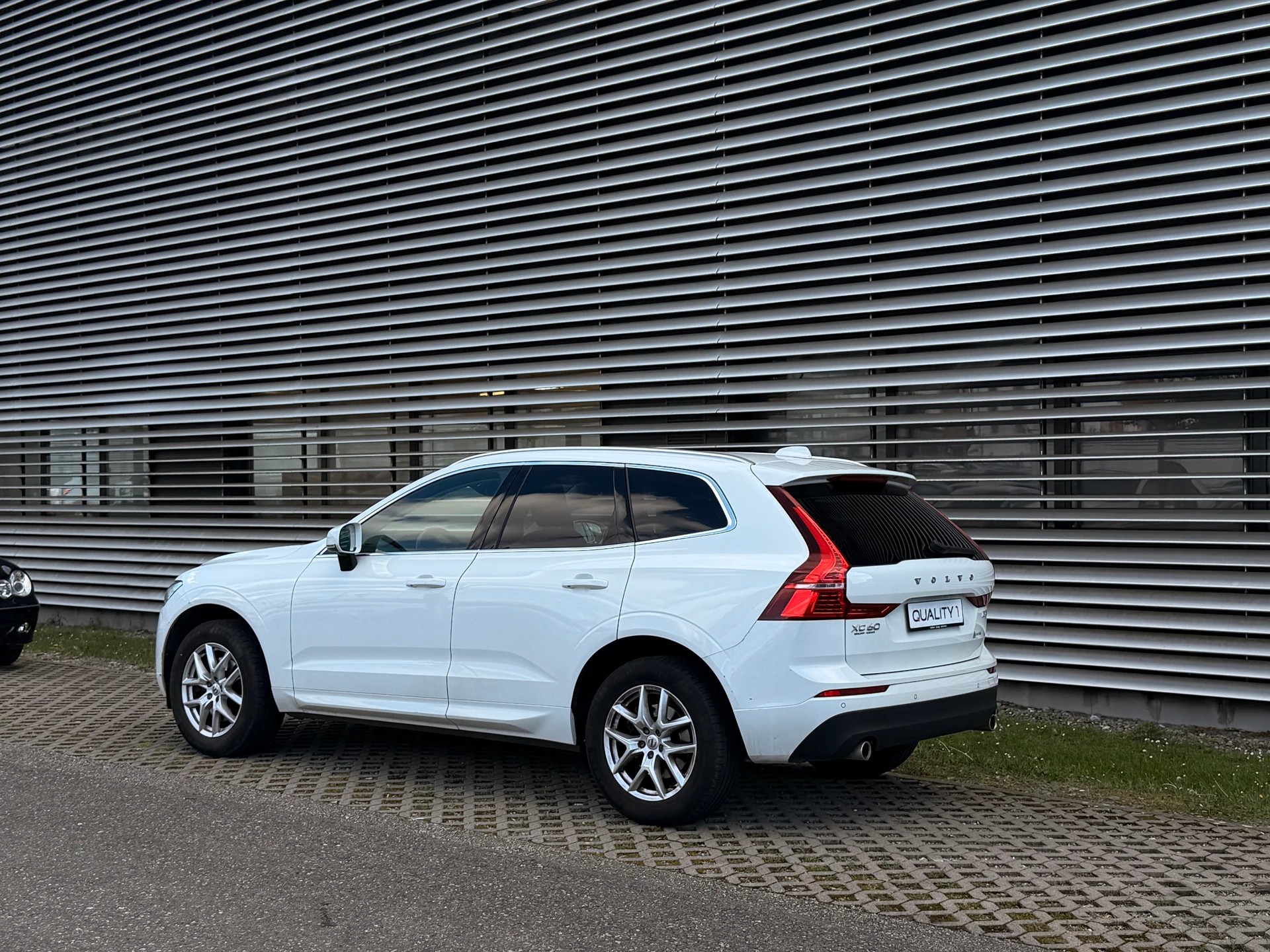 VOLVO XC60 B4 Diesel Mild Hybrid AWD R-Design Geartronic-image-5