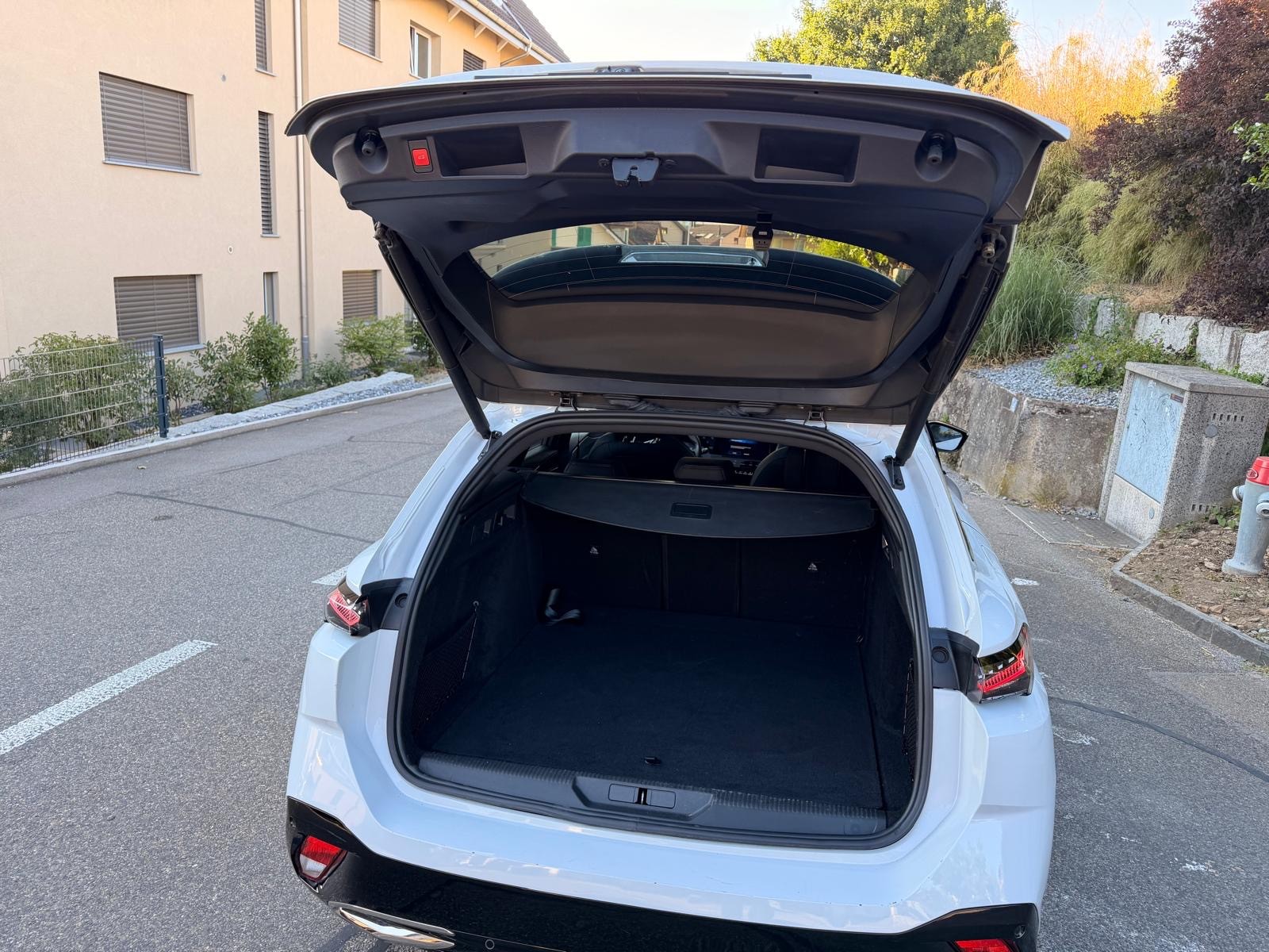 PEUGEOT 308 SW 1.6 PHEV 225 GT-image-10