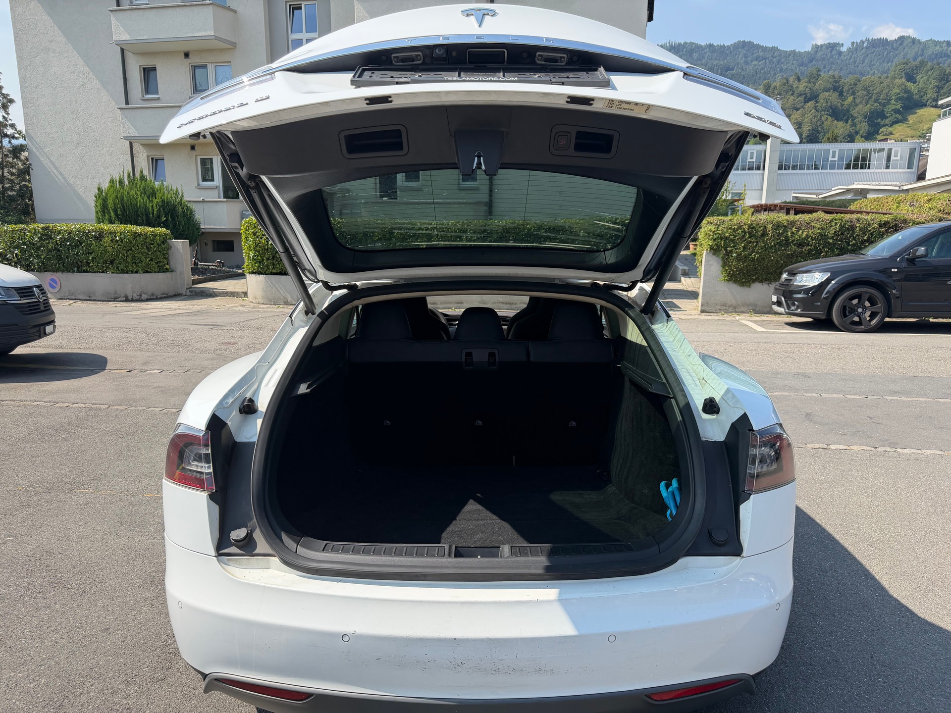 TESLA Model S 85 D-image-9