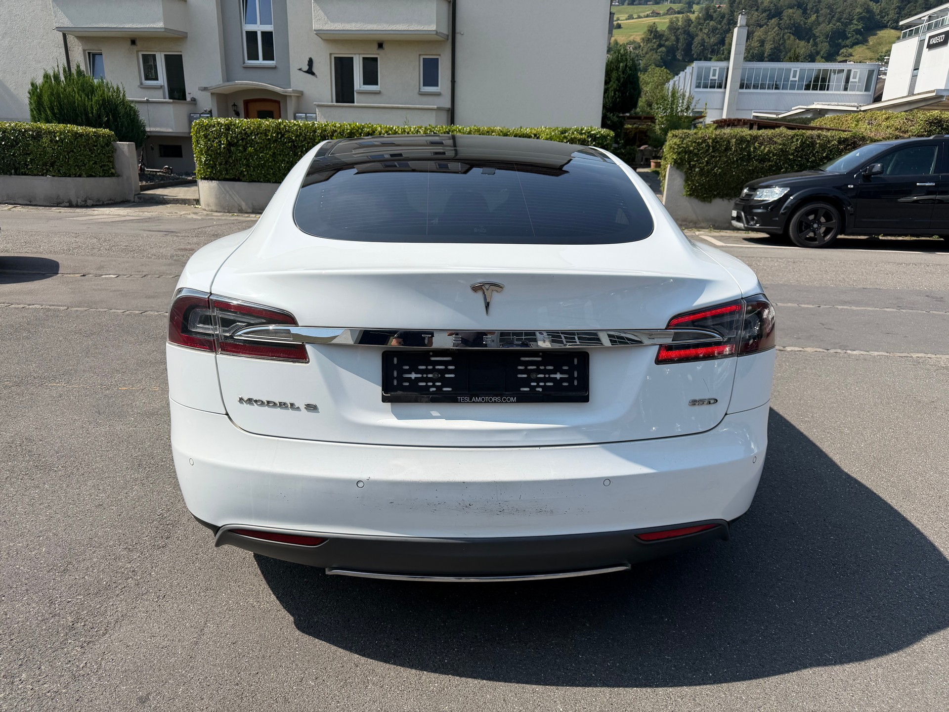 TESLA Model S 85 D-image-3