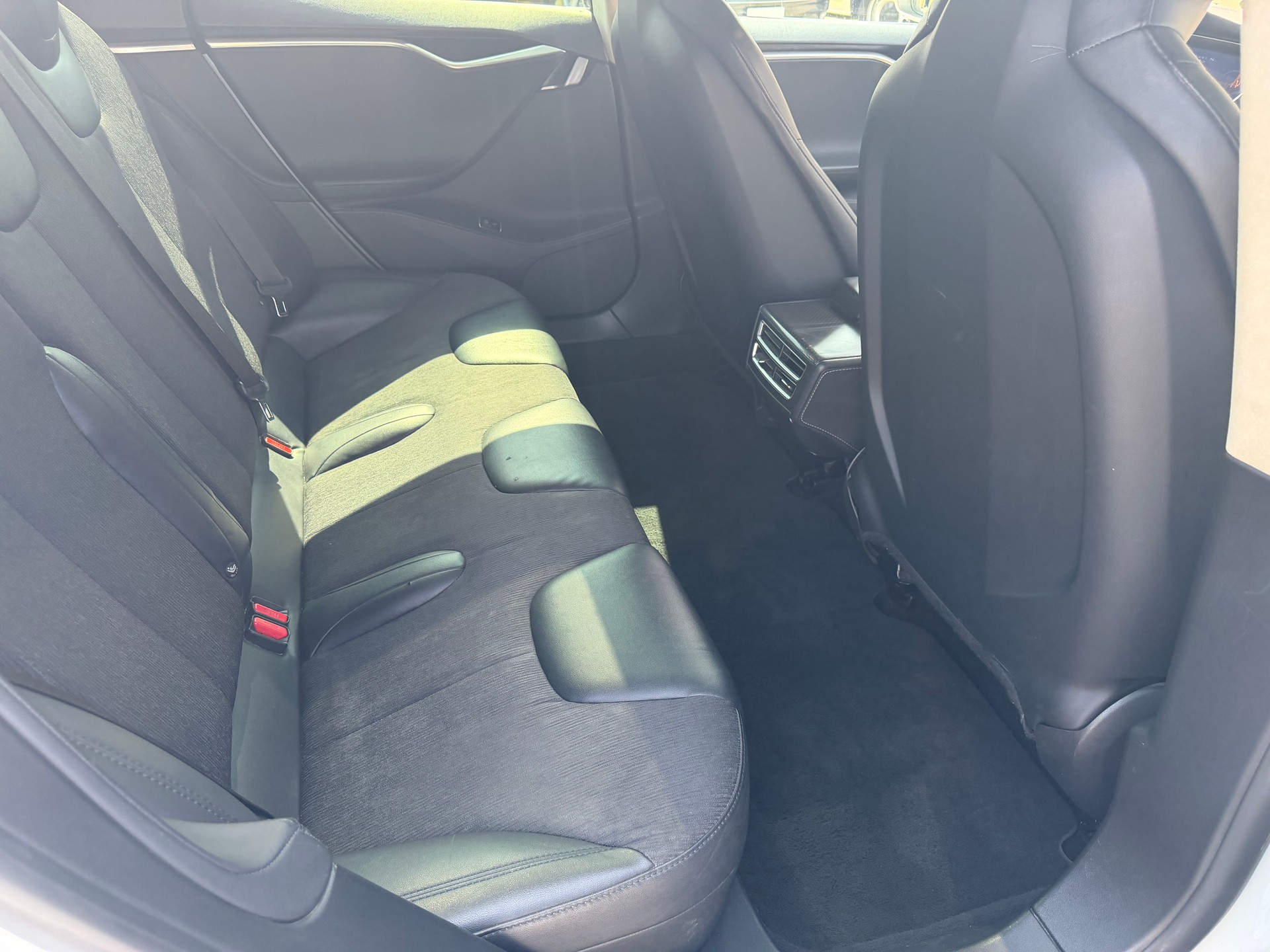 TESLA Model S 85 D-image-7