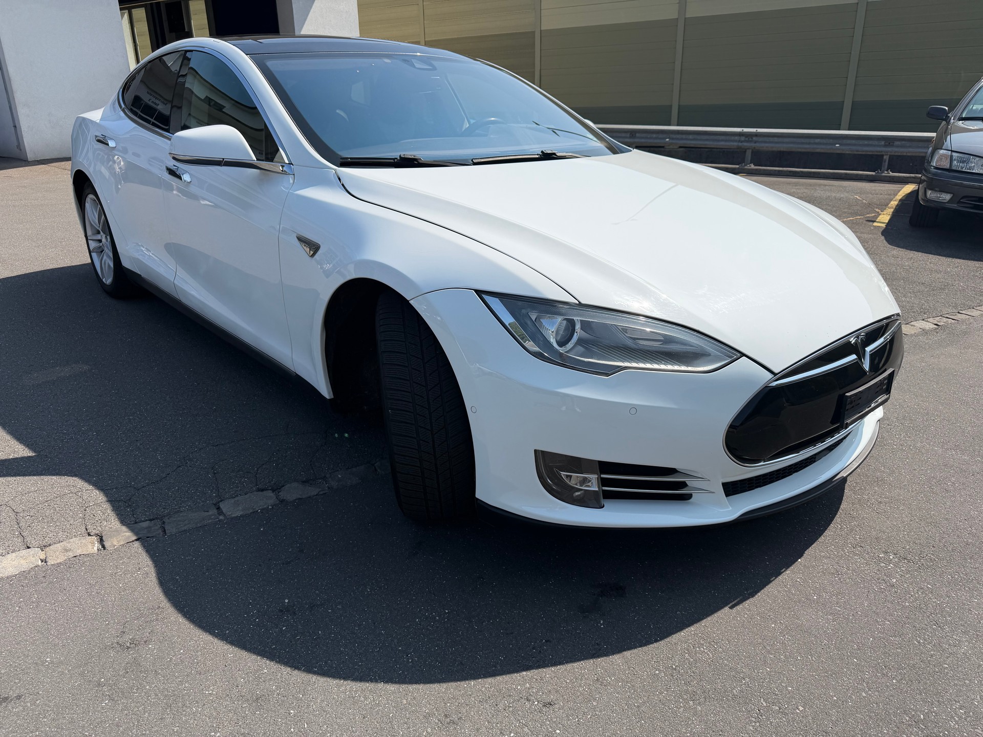 TESLA Model S 85 D-image-1