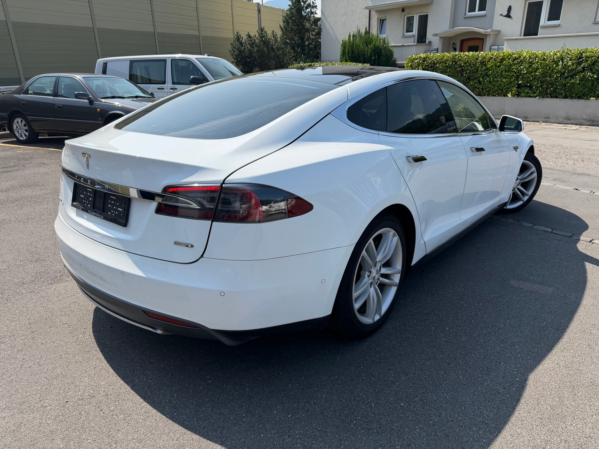TESLA Model S 85 D-image-4