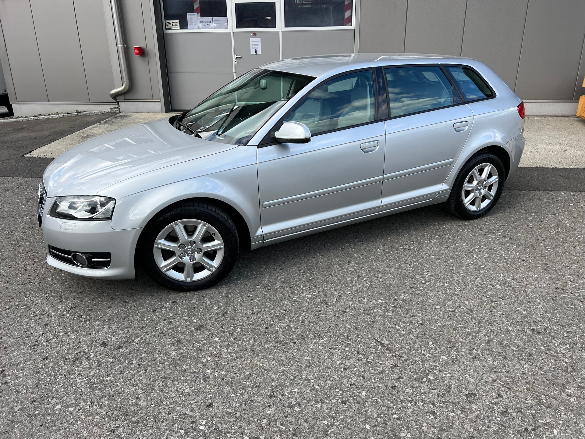 AUDI A3 Sportback 1.8 TFSI Ambition 4x4 *** Klima * Teilleder * Alufelgen ***-image-7