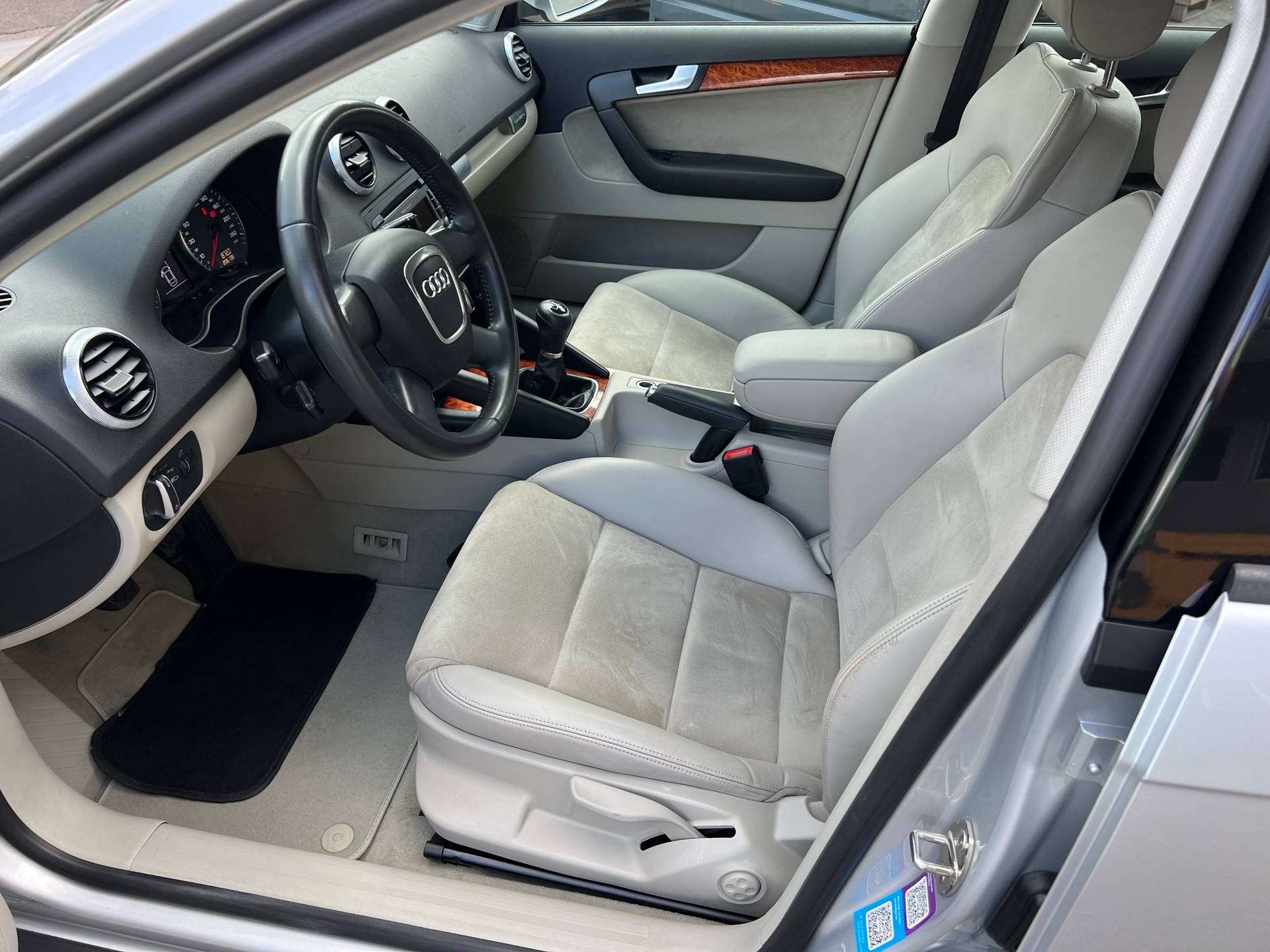 AUDI A3 Sportback 1.8 TFSI Ambition 4x4 *** Klima * Teilleder * Alufelgen ***-image-19