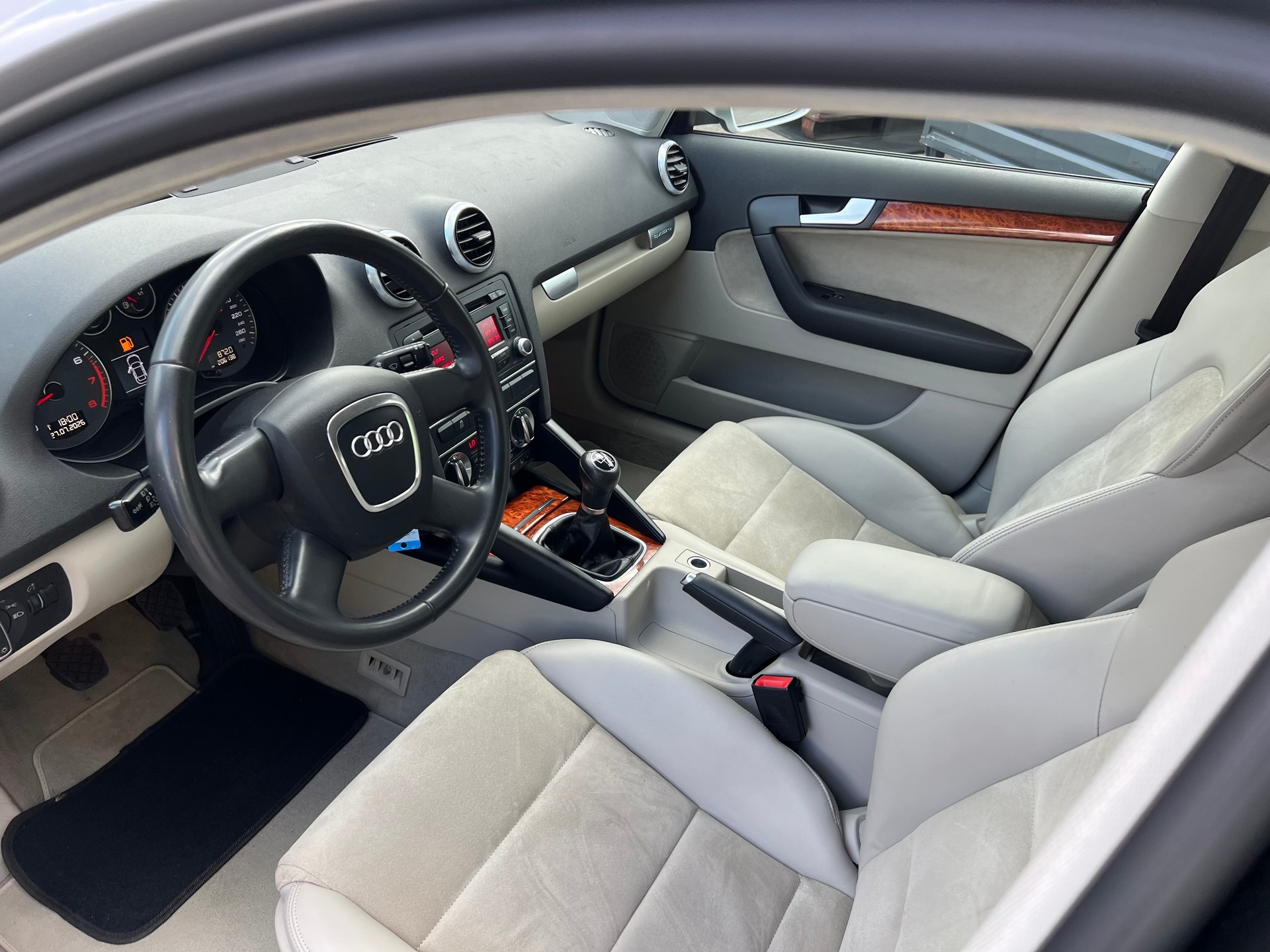 AUDI A3 Sportback 1.8 TFSI Ambition 4x4 *** Klima * Teilleder * Alufelgen ***-image-25
