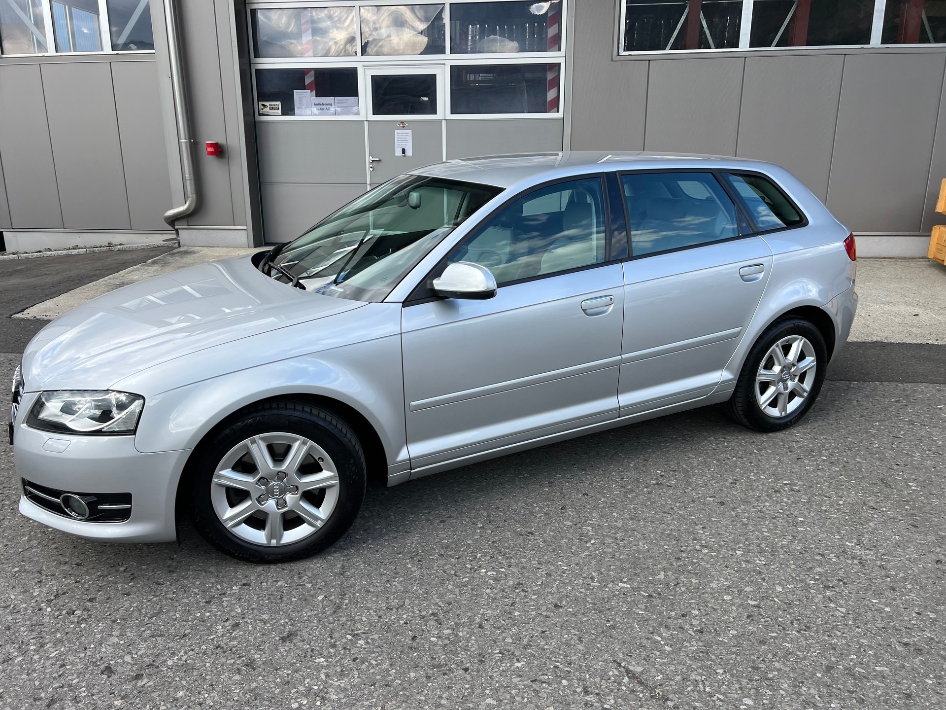 AUDI A3 Sportback 1.8 TFSI Ambition 4x4 *** Klima * Teilleder * Alufelgen ***-image-2
