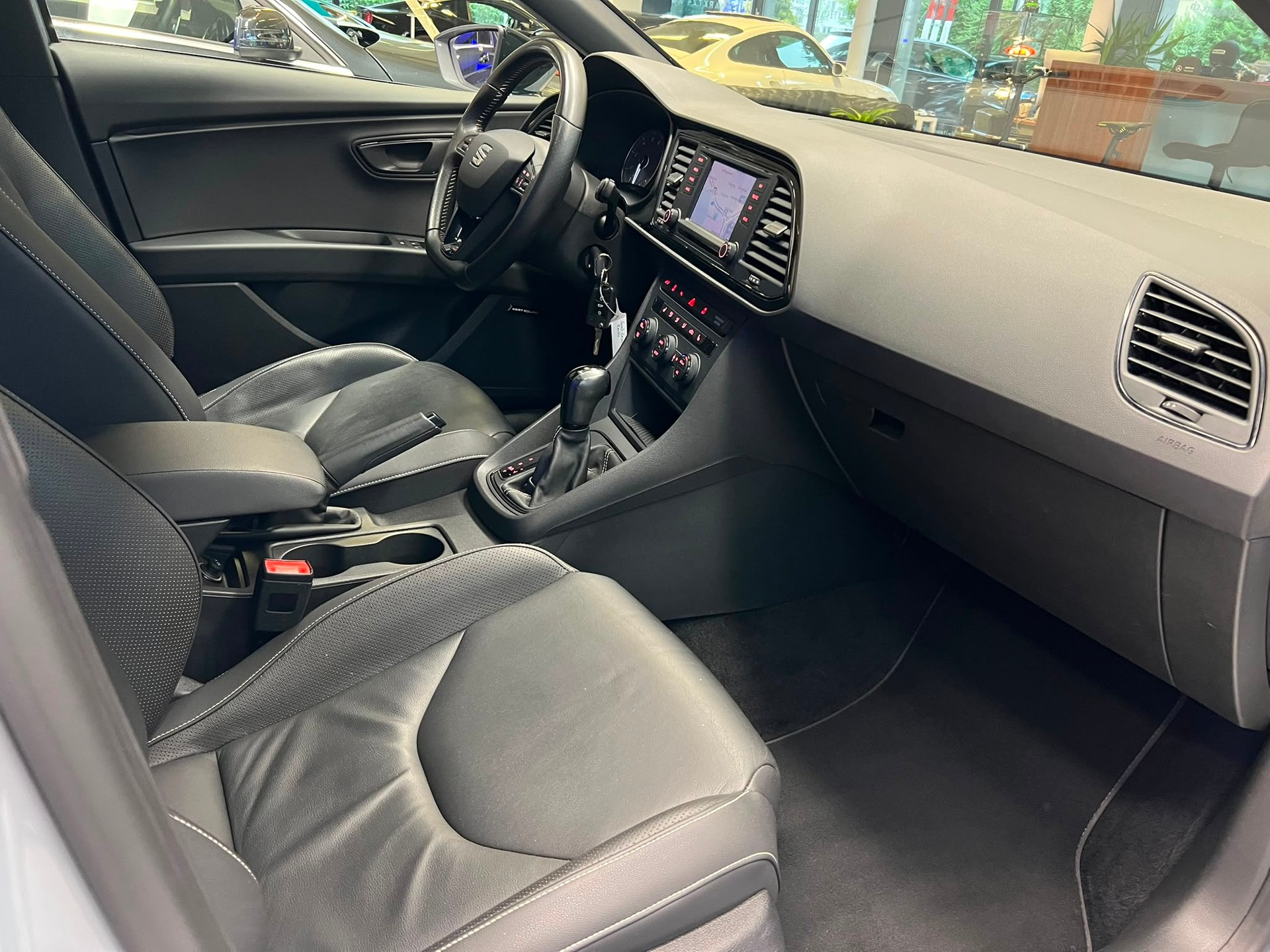 SEAT Leon ''Sonderfarbe Gletscherweiss'' 2.0 TSI 280 Cupra DSG-image-7