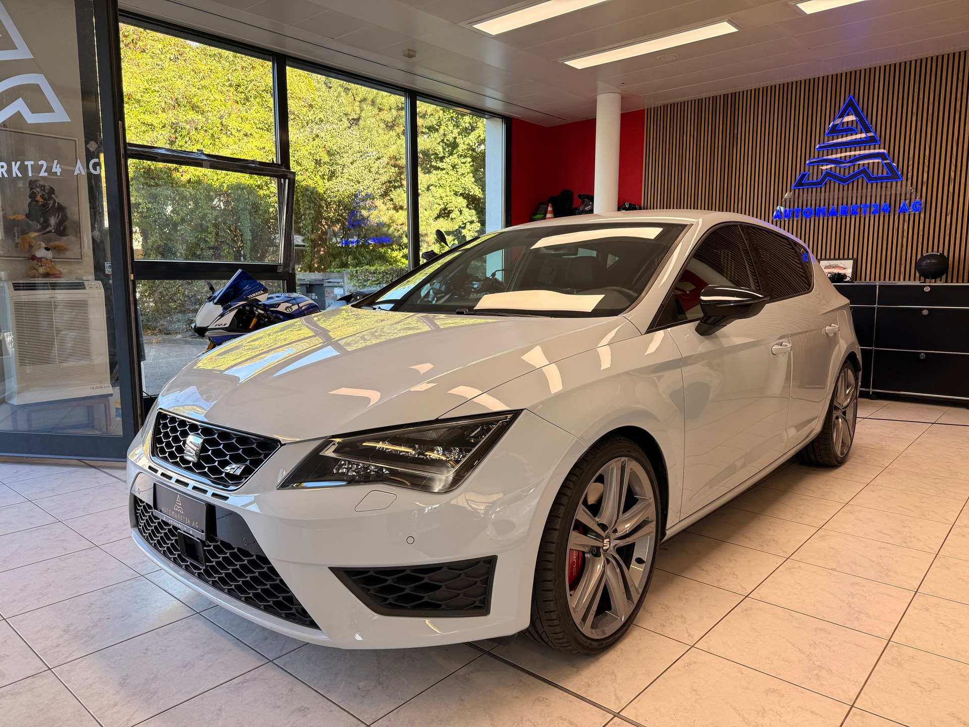 SEAT Leon ''Sonderfarbe Gletscherweiss'' 2.0 TSI 280 Cupra DSG-image-2