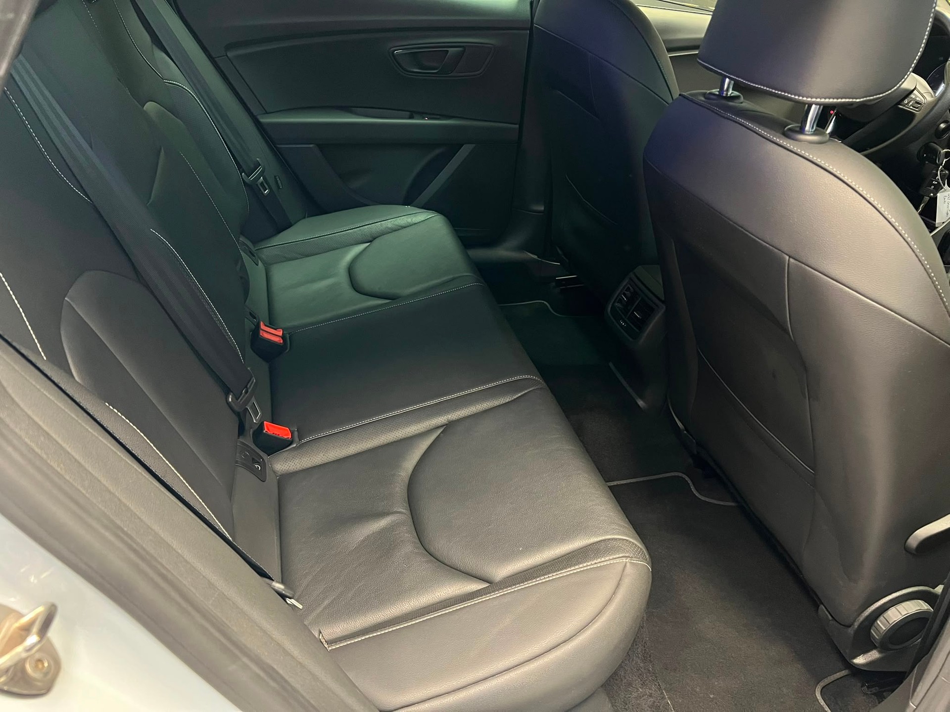 SEAT Leon ''Sonderfarbe Gletscherweiss'' 2.0 TSI 280 Cupra DSG-image-9