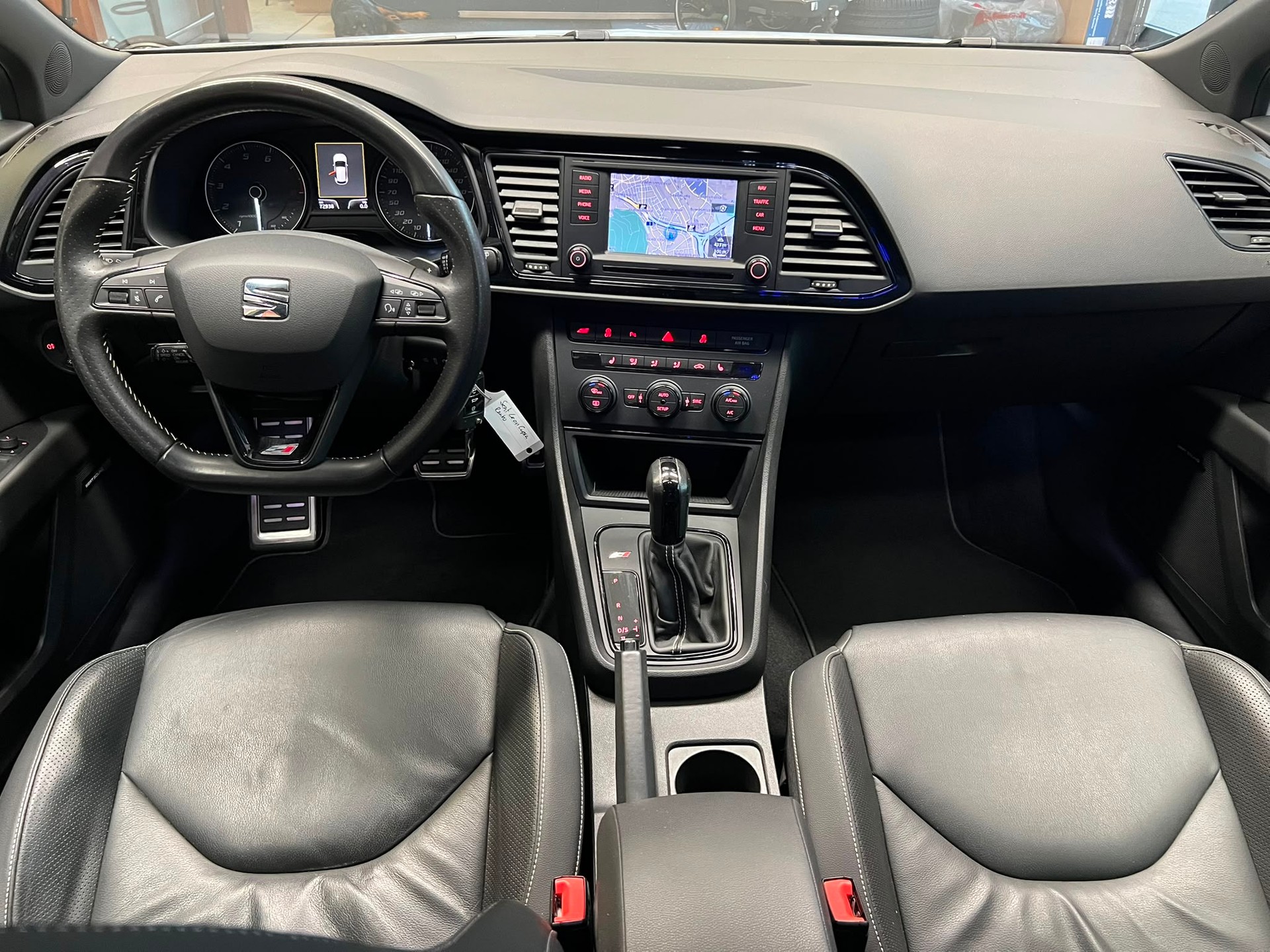 SEAT Leon ''Sonderfarbe Gletscherweiss'' 2.0 TSI 280 Cupra DSG-image-5