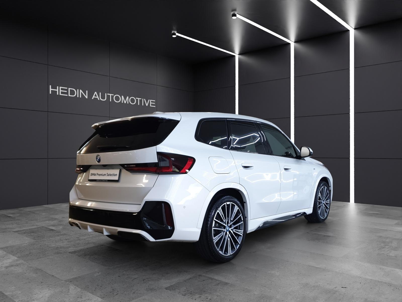 BMW iX1 30 xDrive-image-4
