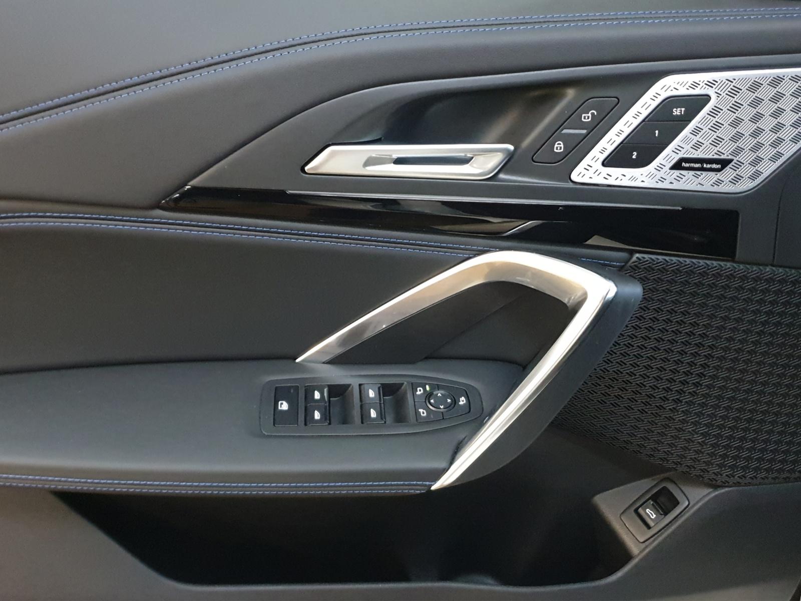 BMW iX1 30 xDrive-image-9