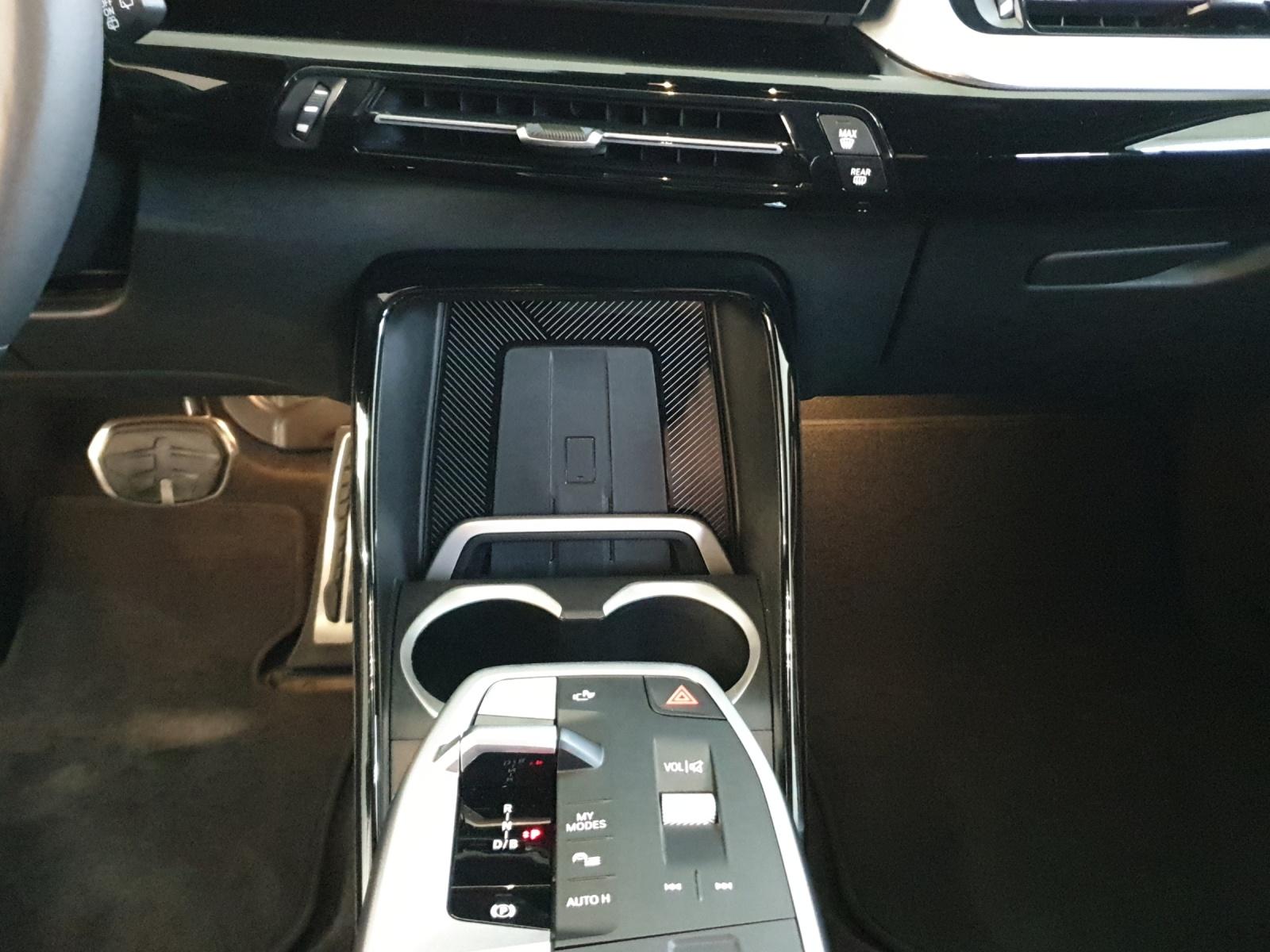 BMW iX1 30 xDrive-image-20