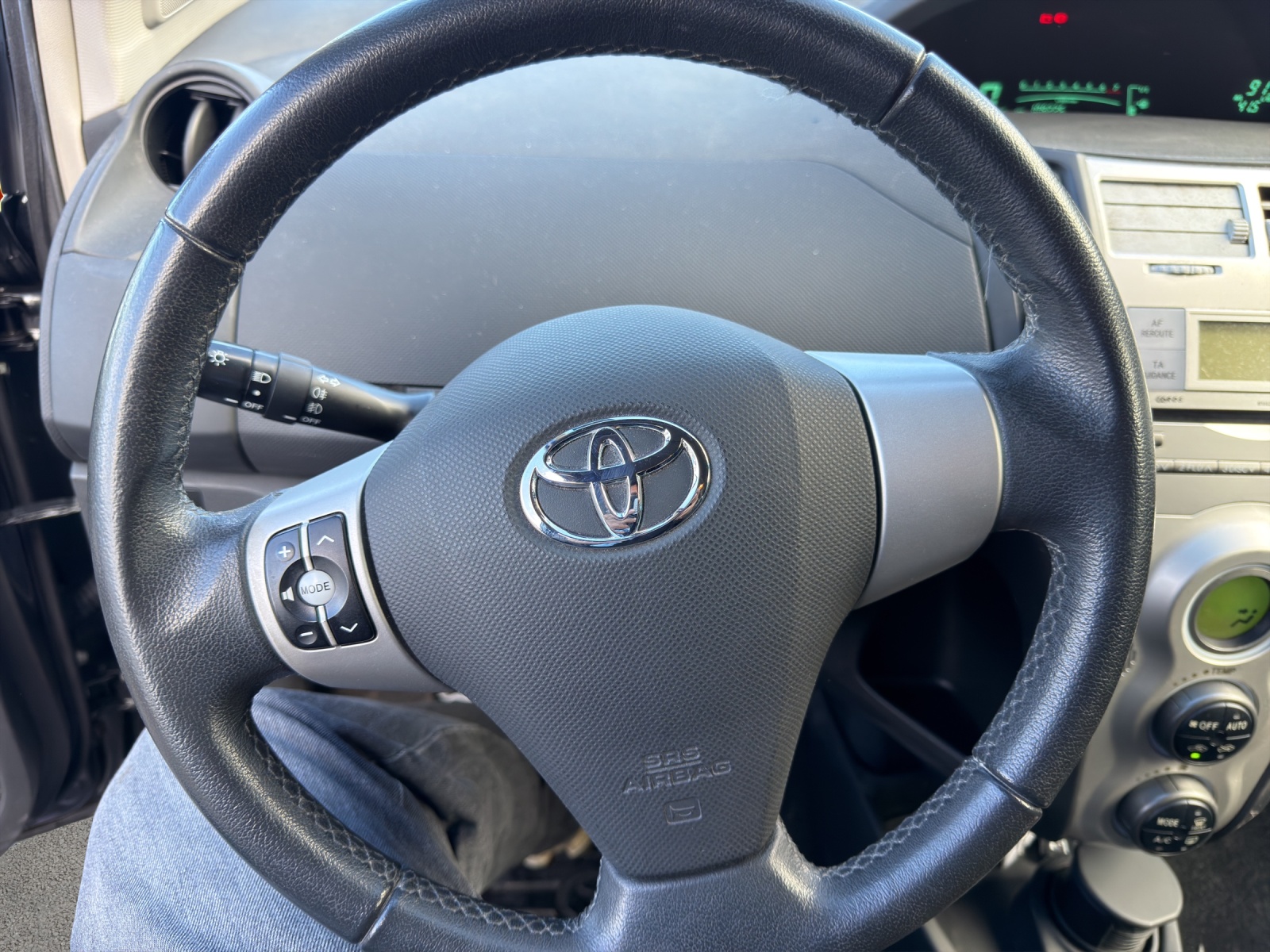 TOYOTA Yaris 1.3 Chic-image-9