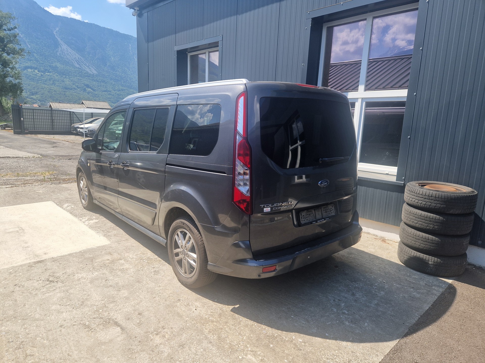 FORD Grand Tourneo Connect 1.5 EcoBlue Trend Automat-image-4