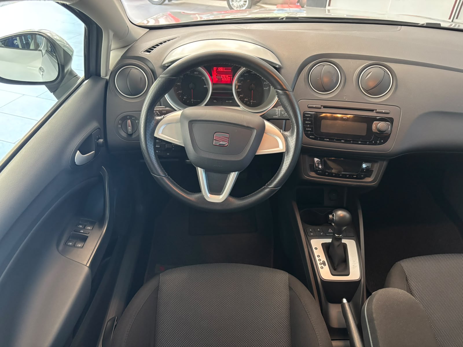 SEAT Ibiza 1.6 Sport DSG-image-8