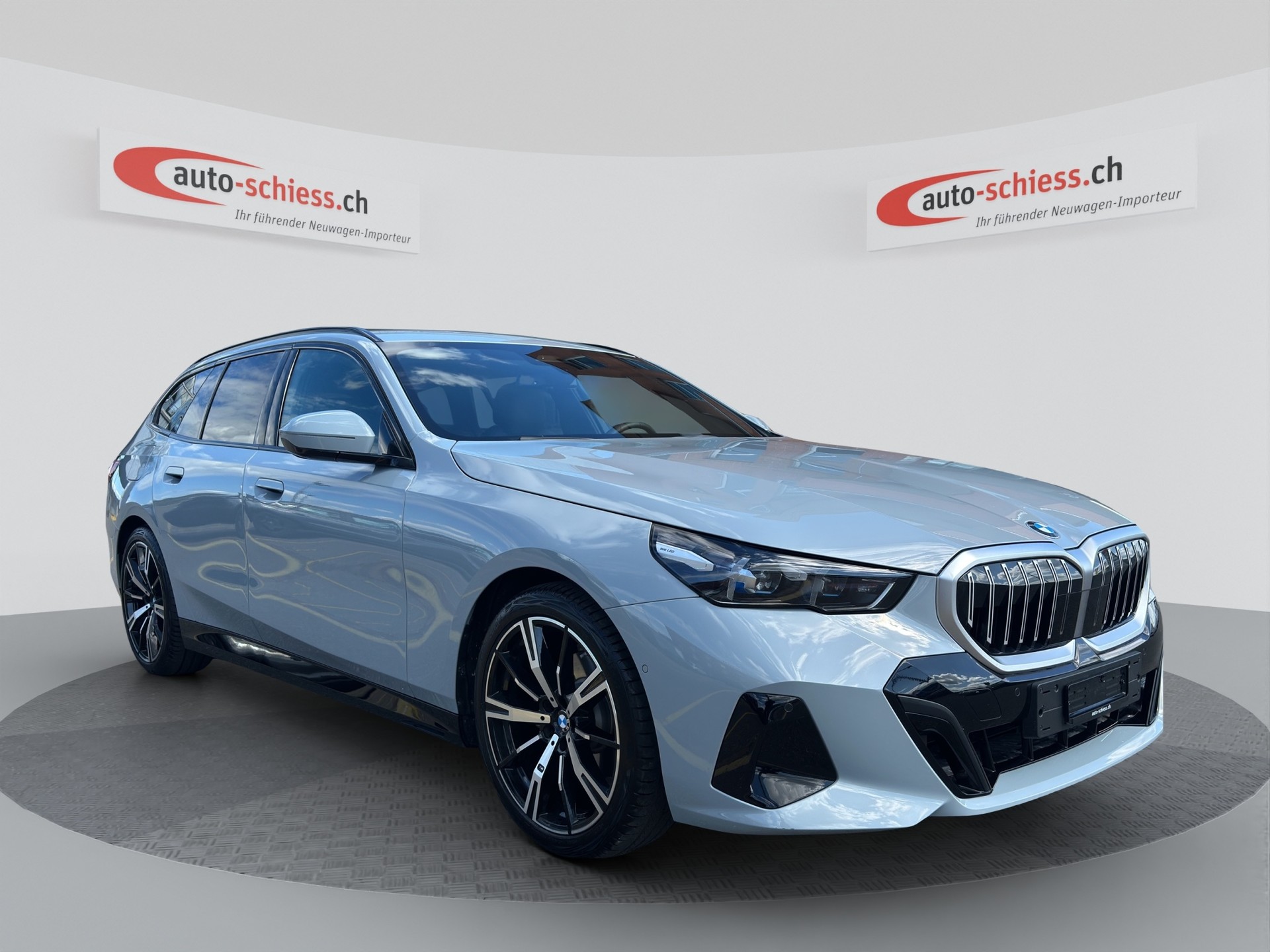 BMW 520i sDrive 48V Touring M Sport Steptronic Shadow Line-image-0