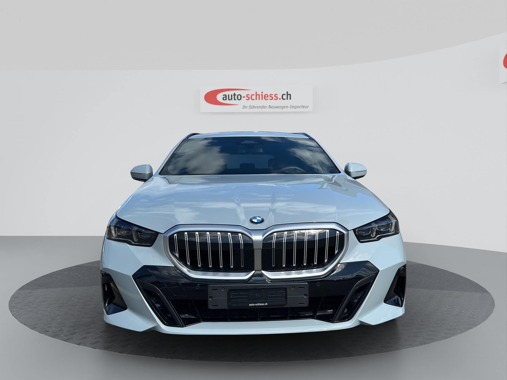BMW 520i sDrive 48V Touring M Sport Steptronic Shadow Line-image-1