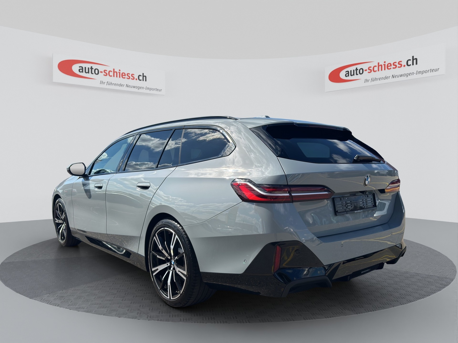 BMW 520i sDrive 48V Touring M Sport Steptronic Shadow Line-image-2