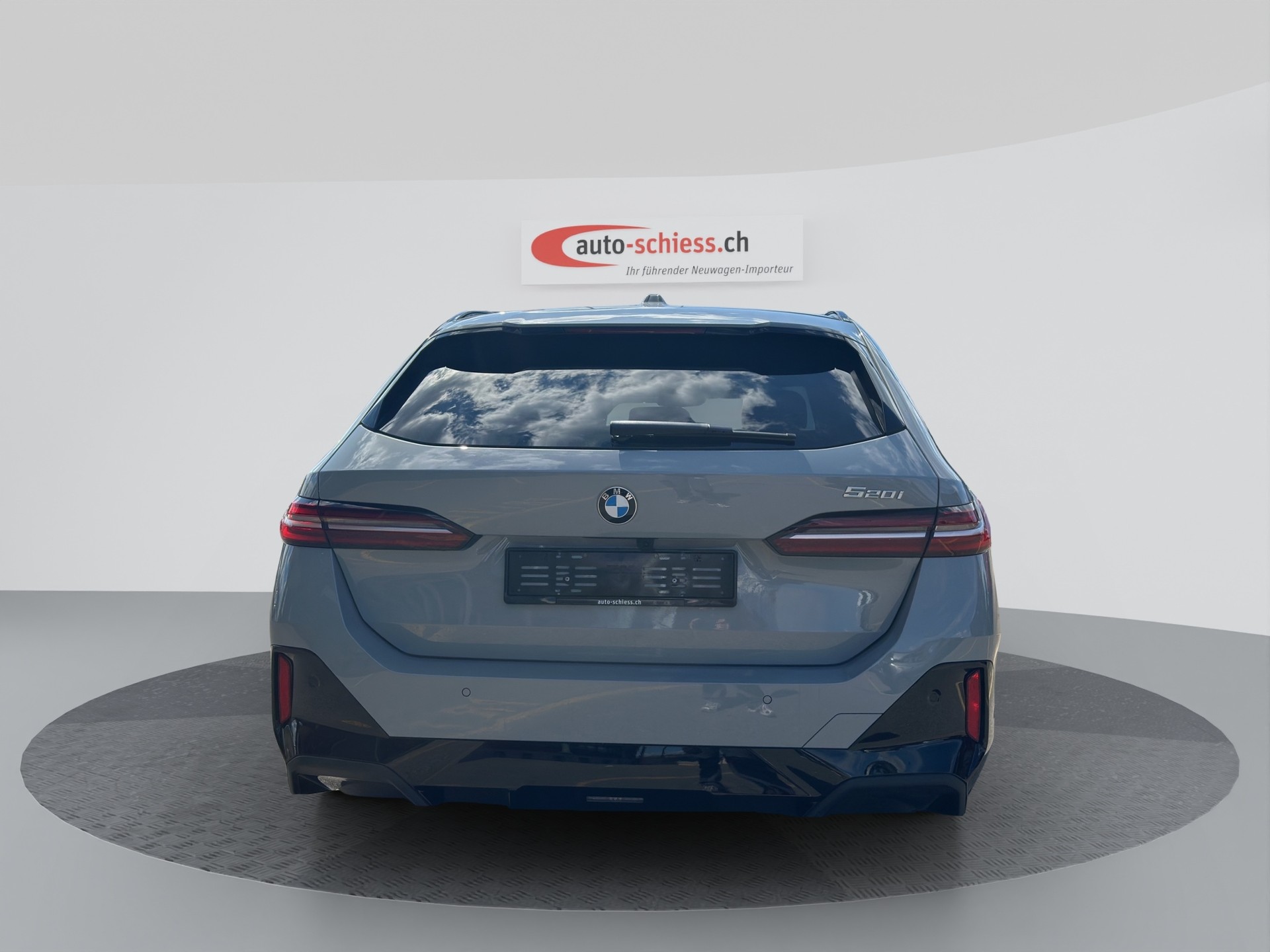 BMW 520i sDrive 48V Touring M Sport Steptronic Shadow Line-image-3