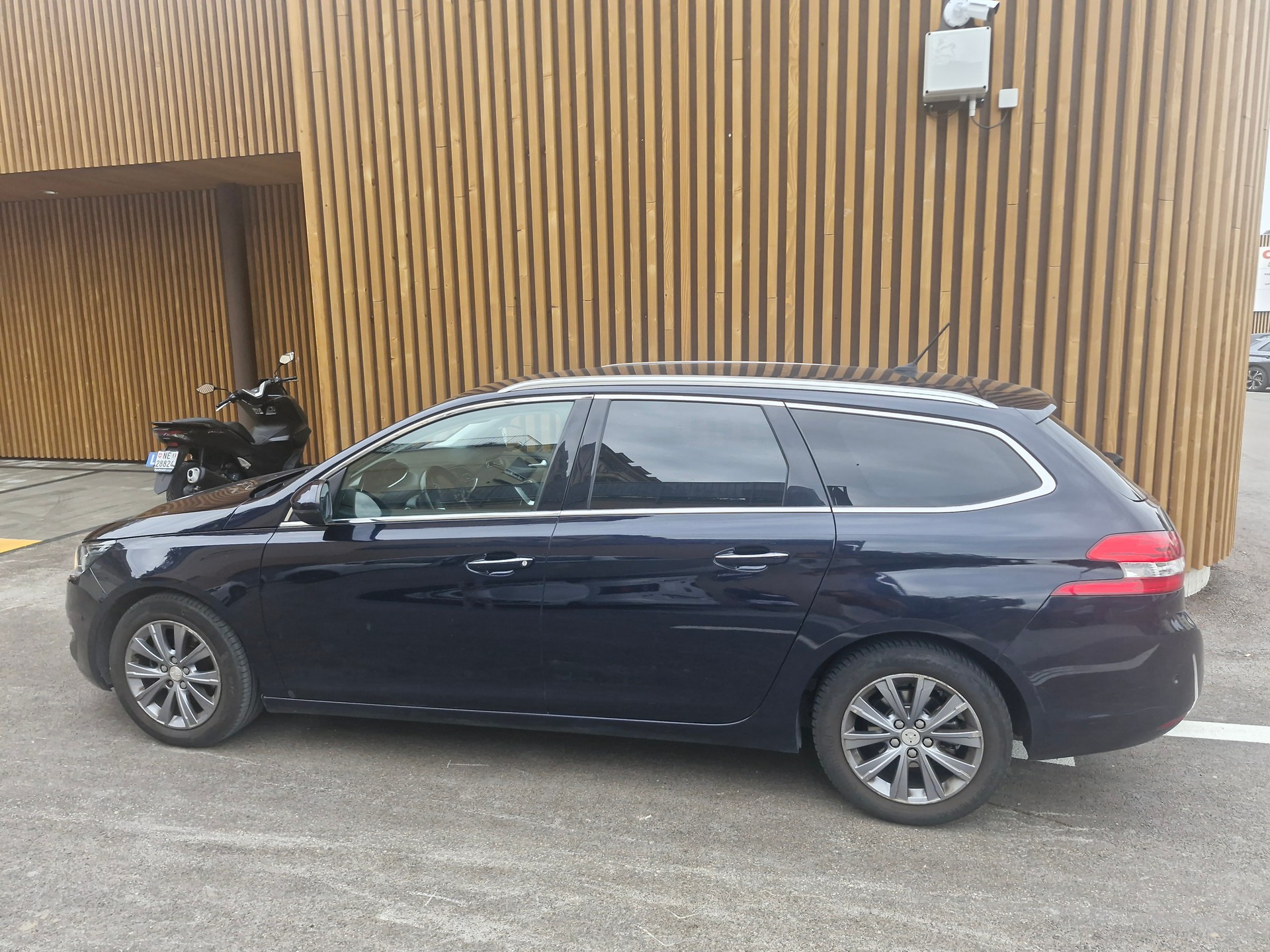 PEUGEOT 1.6 BlueHDi Allure-image-1