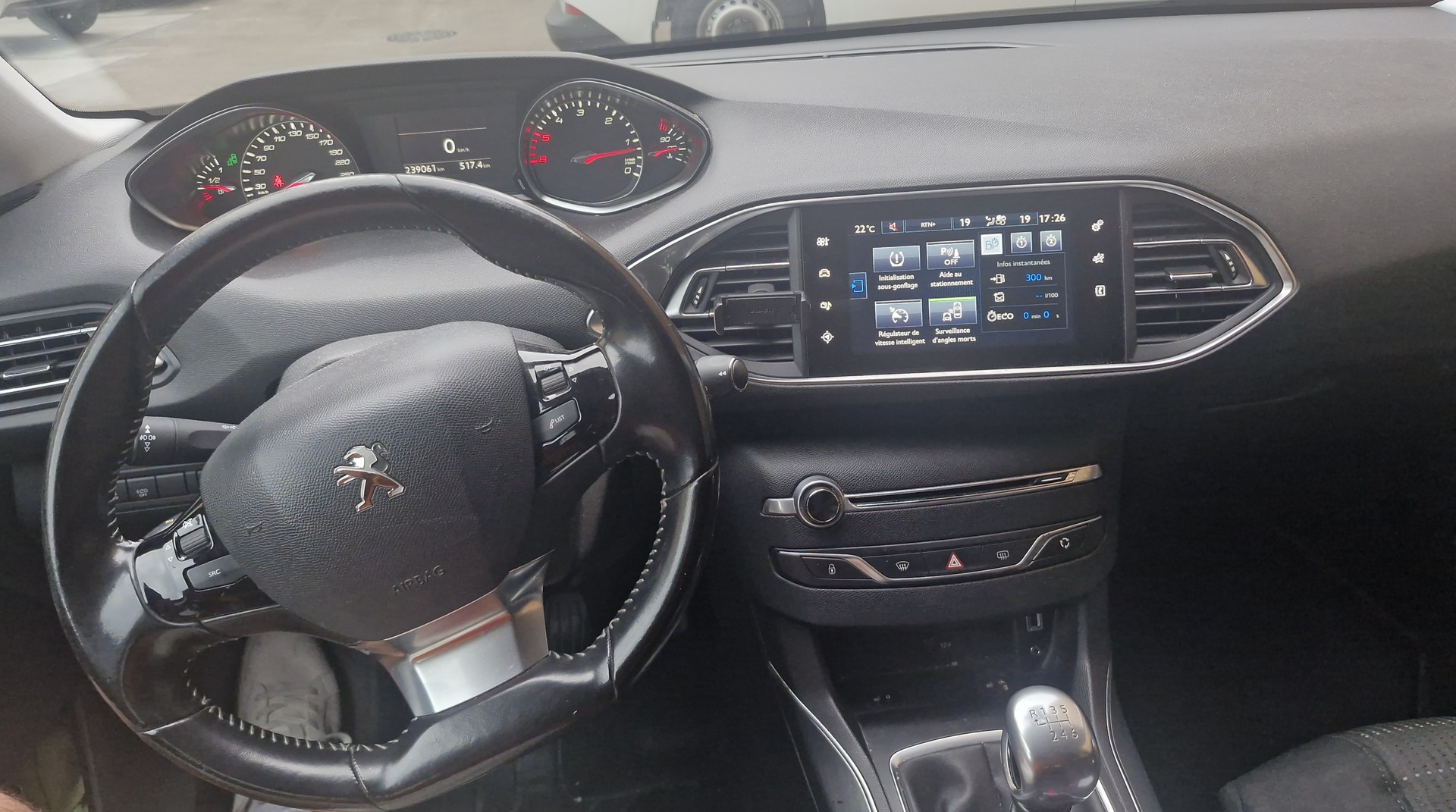 PEUGEOT 1.6 BlueHDi Allure-image-3