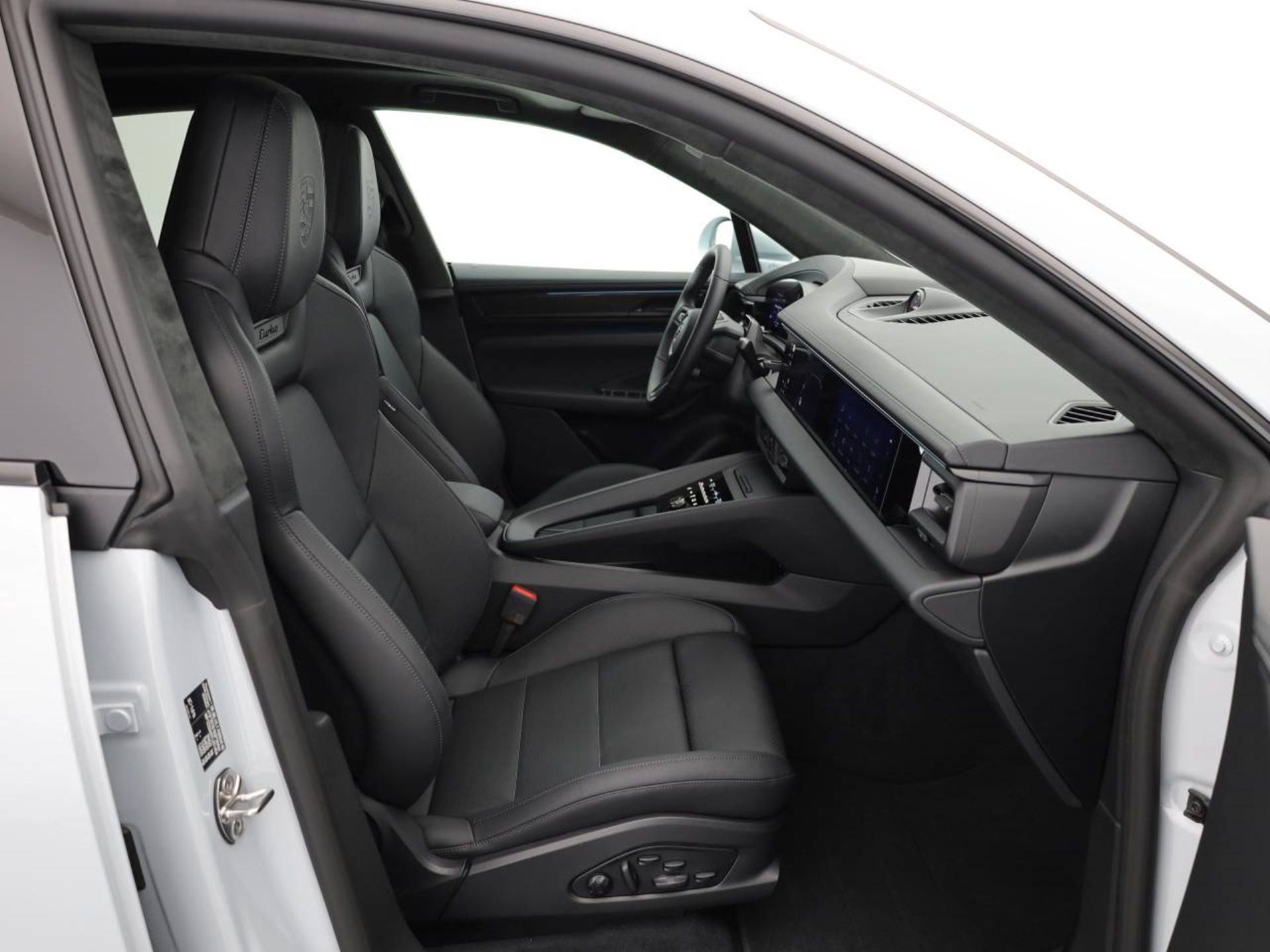 PORSCHE Macan Turbo-image-16