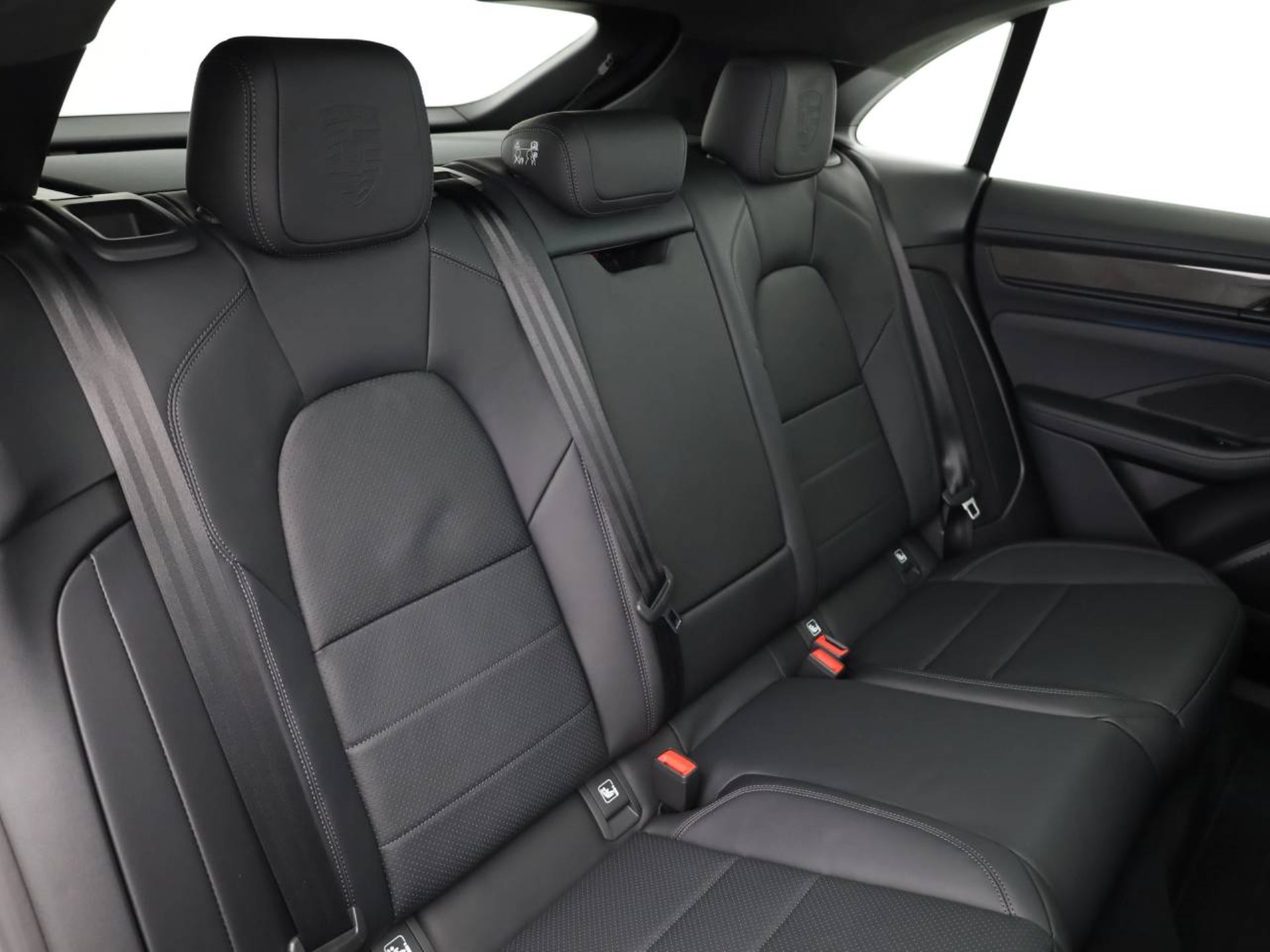 PORSCHE Macan Turbo-image-18