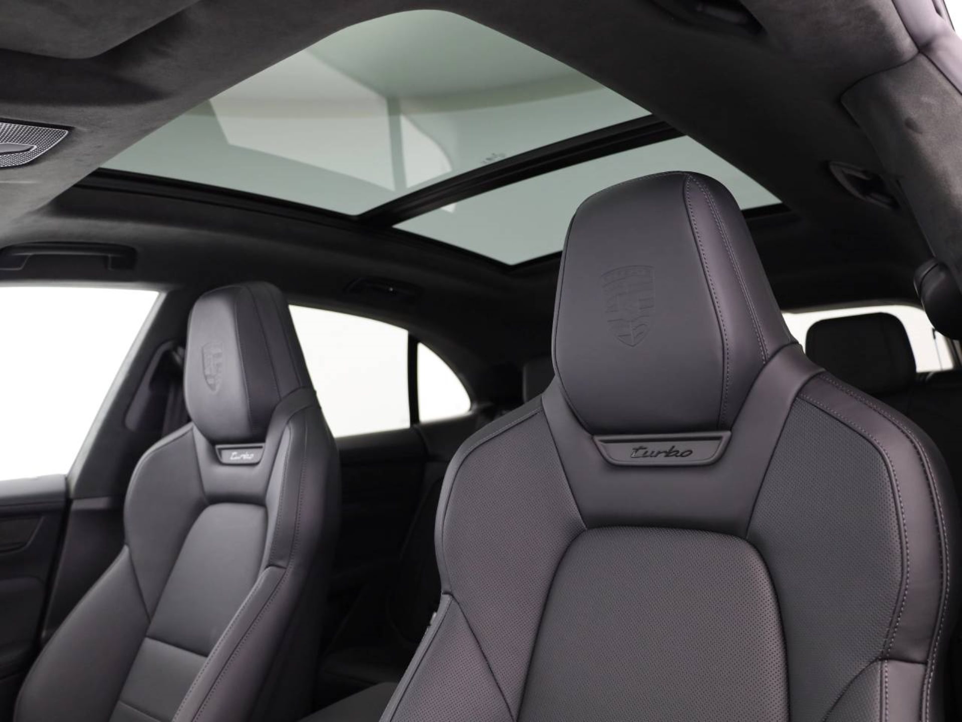 PORSCHE Macan Turbo-image-15