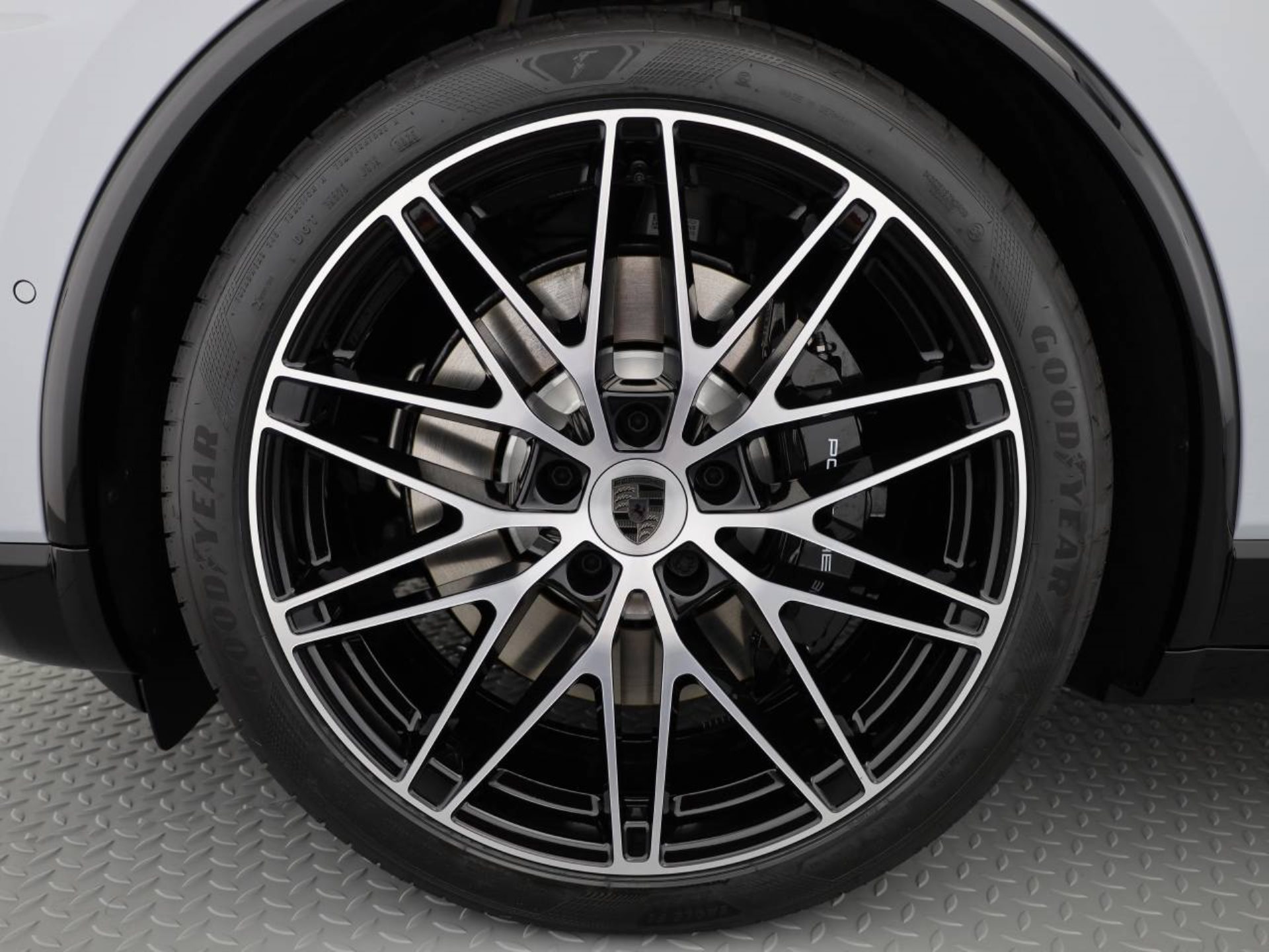 PORSCHE Macan Turbo-image-8
