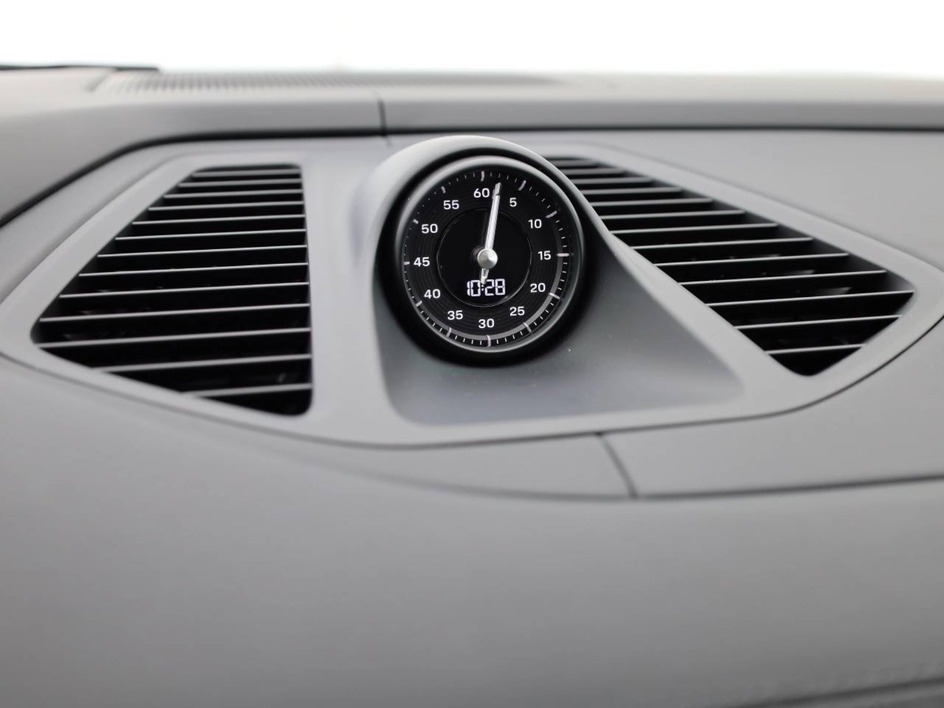 PORSCHE Macan Turbo-image-12