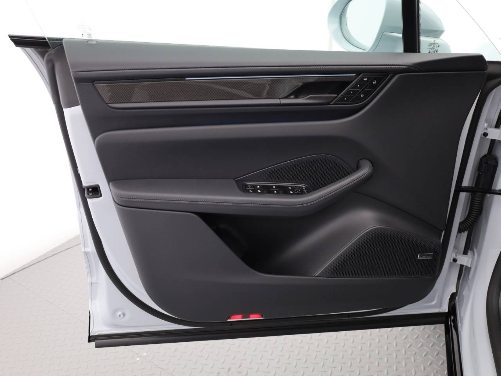 PORSCHE Macan Turbo-image-17