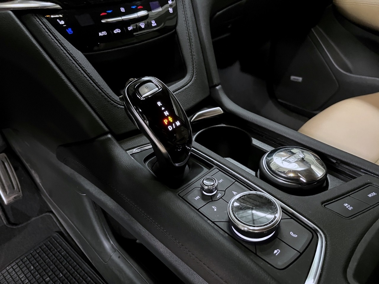 CADILLAC XT6-image-10