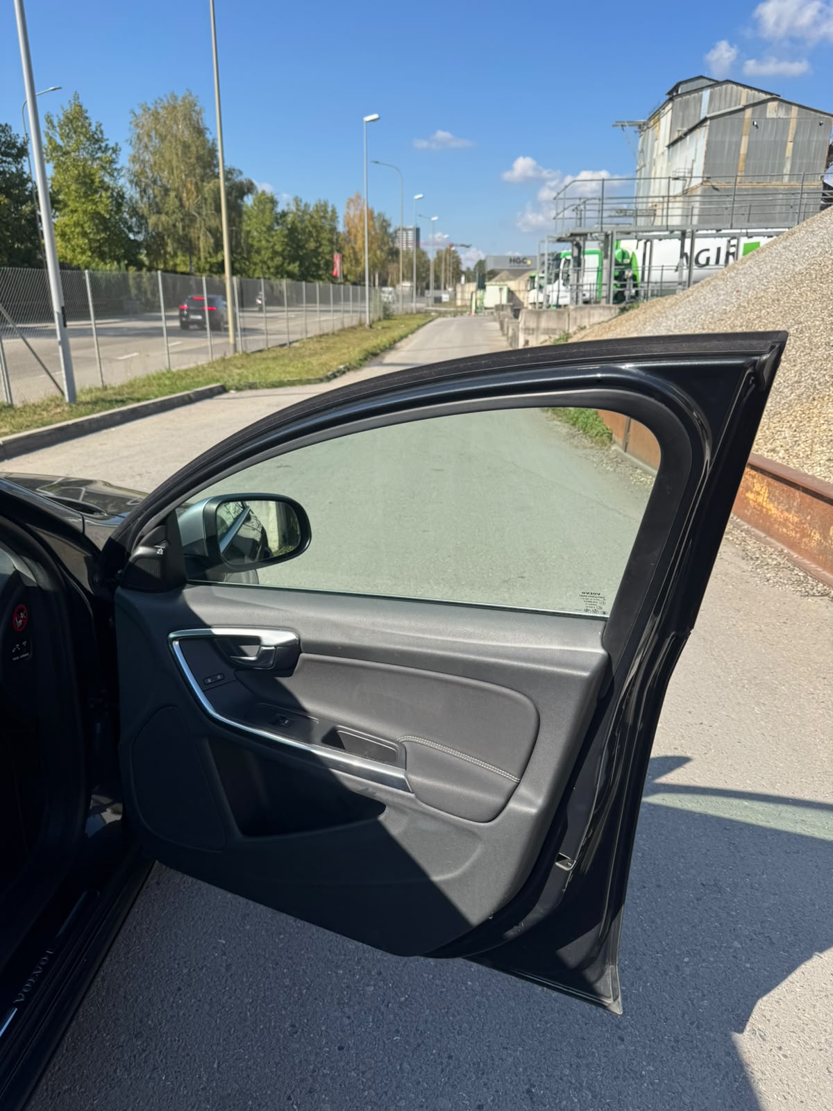 VOLVO V60 T5 R-Design 240 PS-image-17