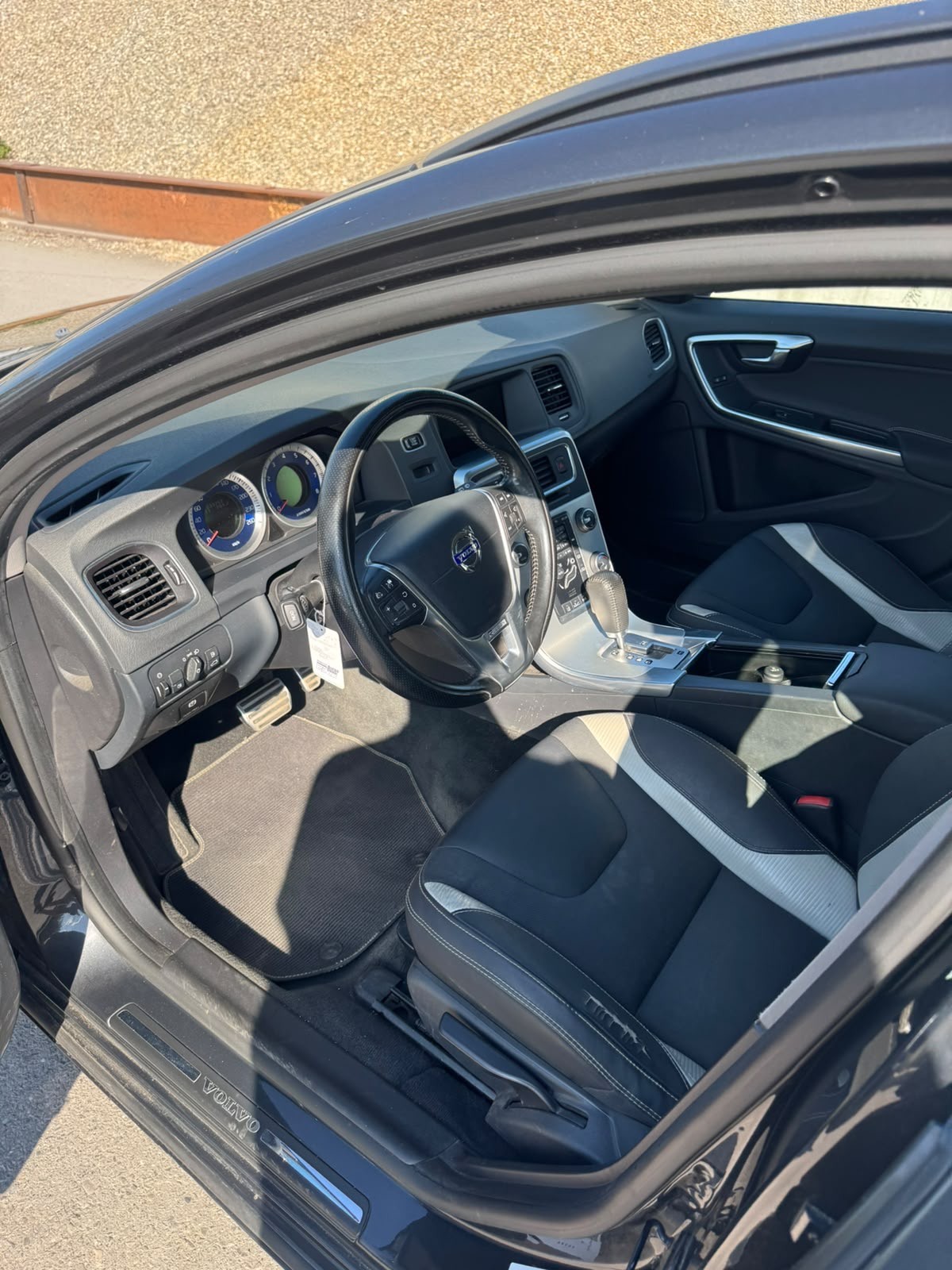 VOLVO V60 T5 R-Design 240 PS-image-10
