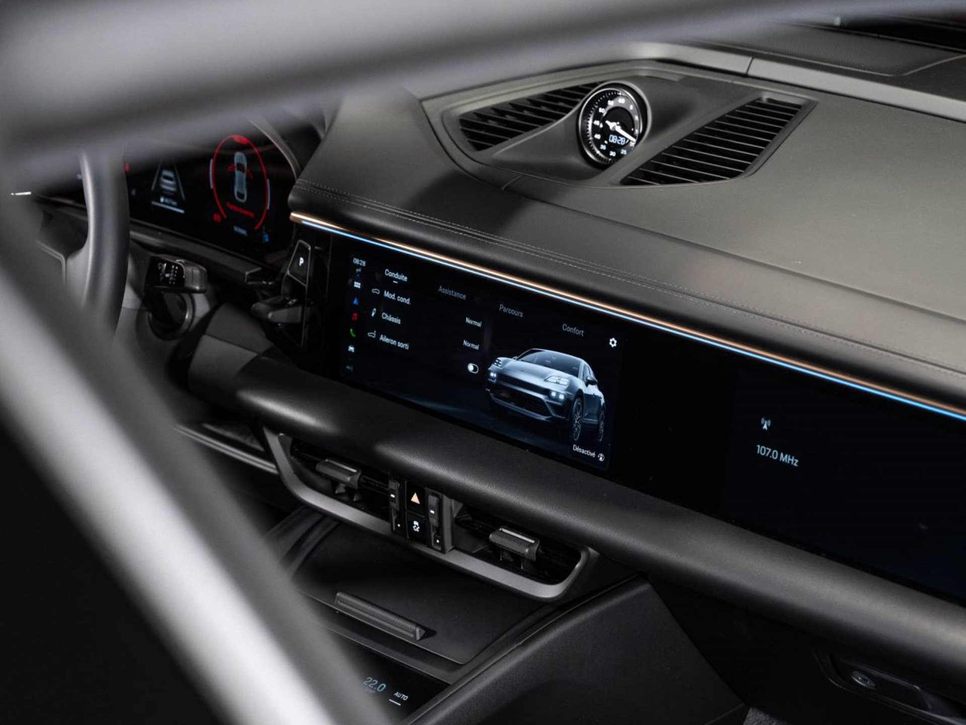 PORSCHE Macan 4-image-10