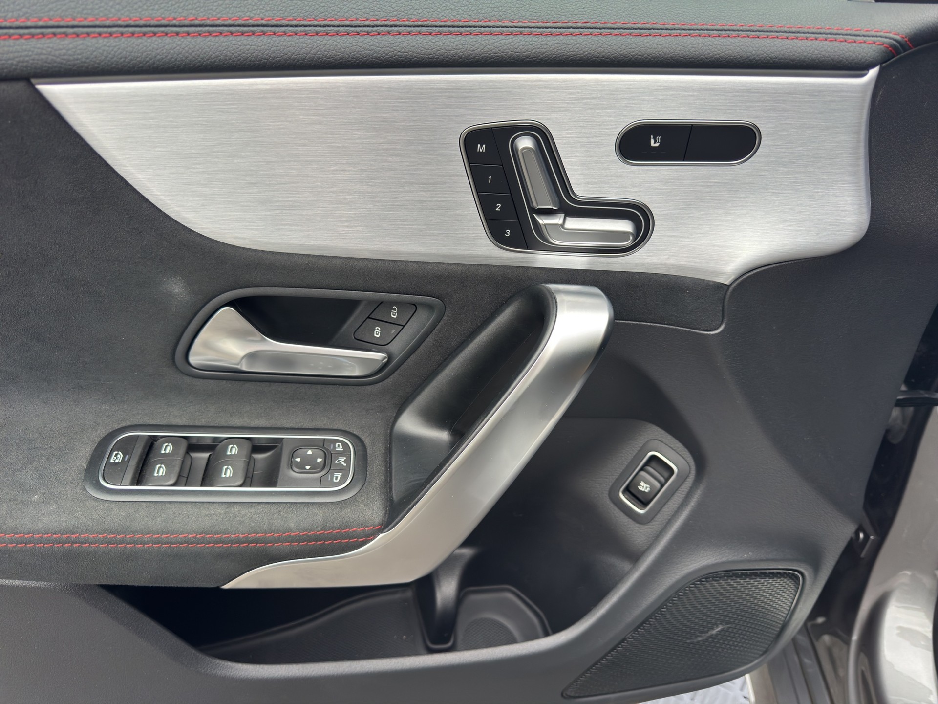 MERCEDES-BENZ CLA Shooting Brake 250 4Matic 7G-DCT AMG Line-image-9